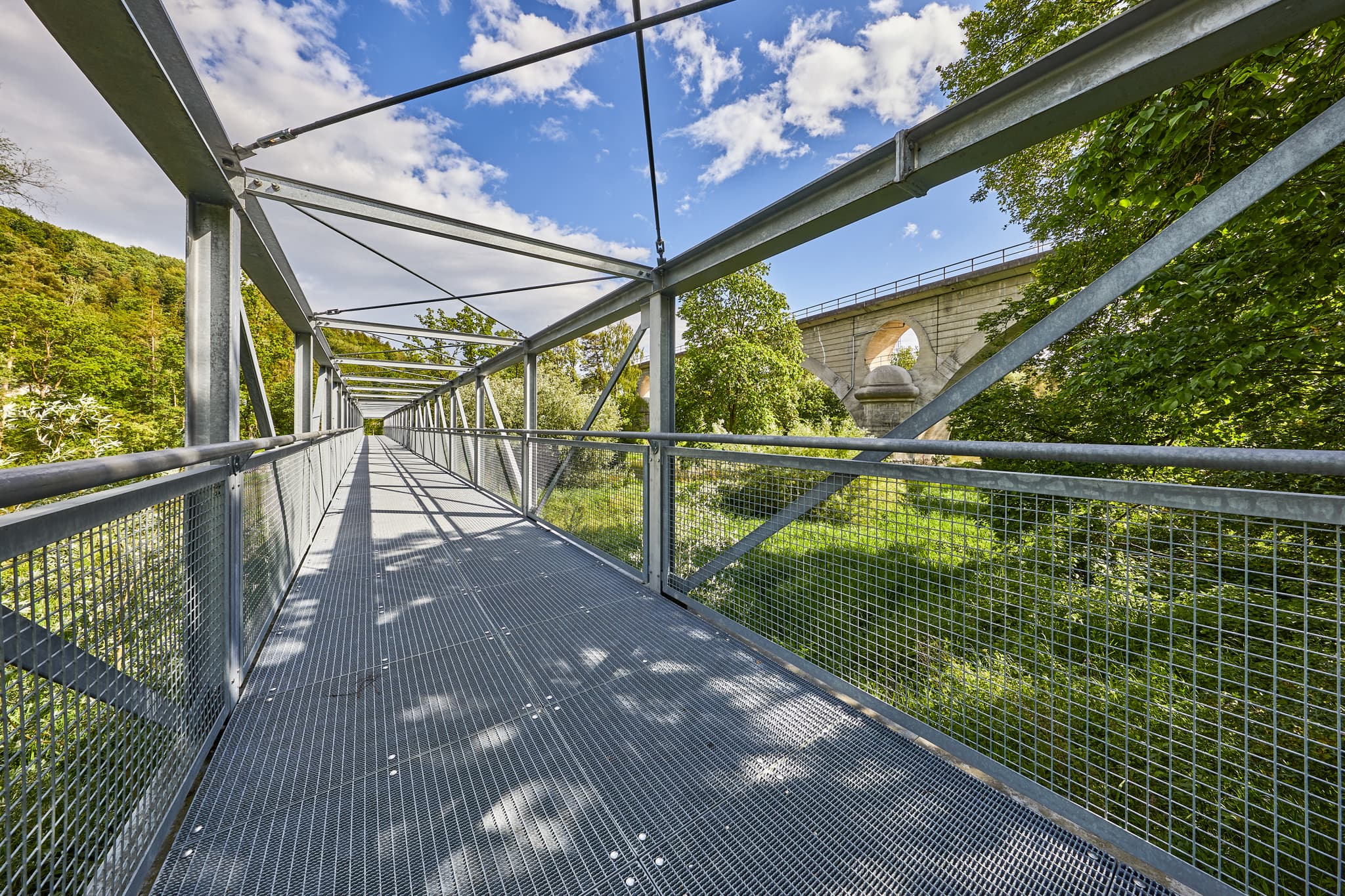 ahrrad- und Fußgängerbrücke in Garching, Landkreis Altötting, Oberbayern, Region Inn-Salzach, Deutschland. Eine moderne Stahlkonstruktion.