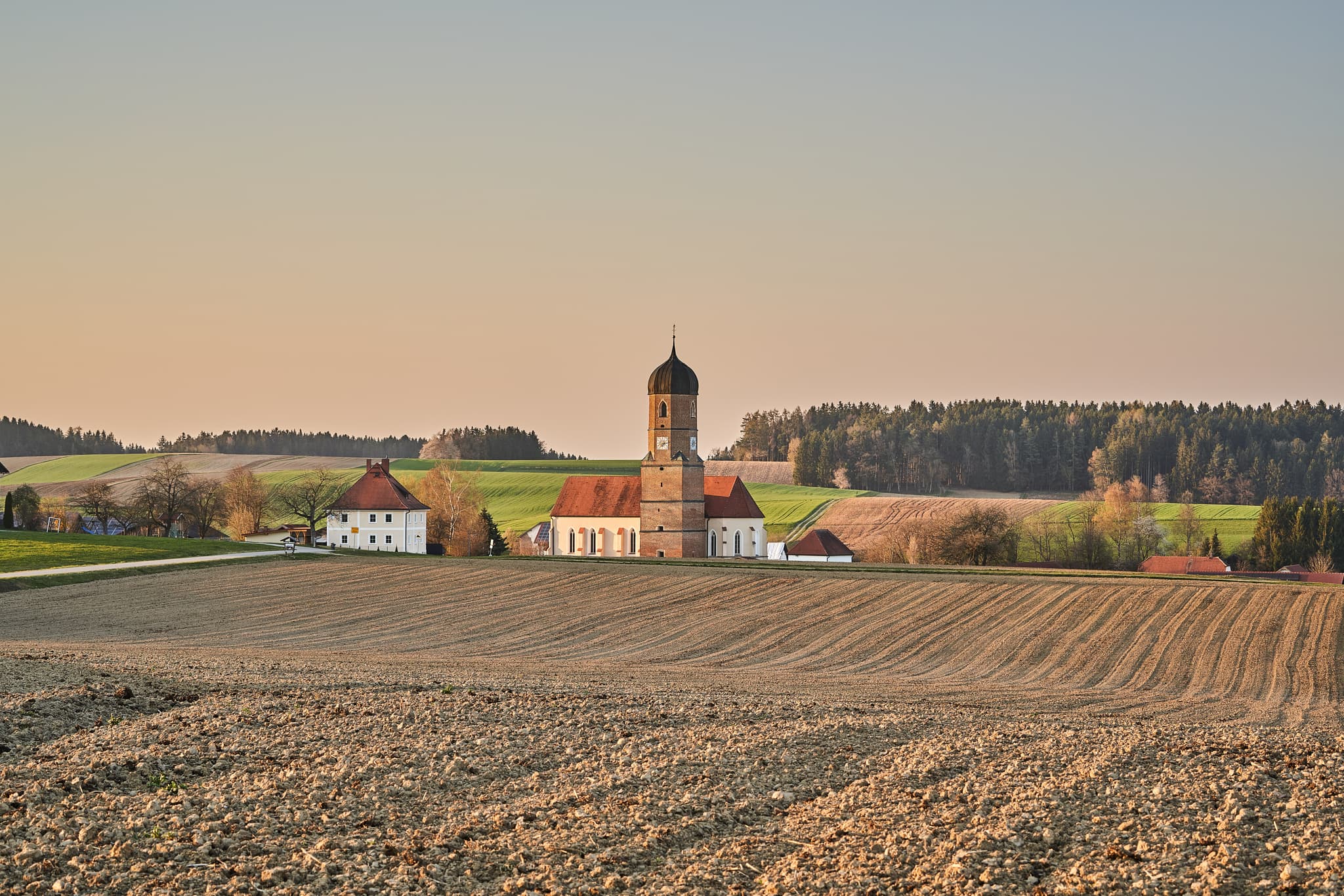 Filialkirche St. Martinus Martinskirchen, Wurmannsquick, Rottal-Inn, Niederbayern, Deutschland. Kirche im Holzland, umgeben von Feldern und Wegen.