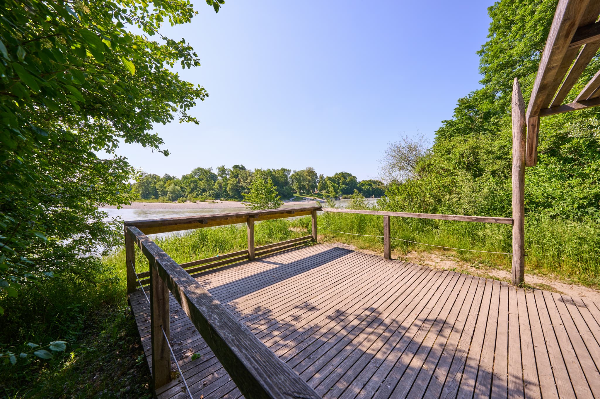 Holzplattform am Naturerlebnisweg Innaue in Mühldorf. Weitblick über Inn und Auenlandschaft. Landkreis Mühldorf am Inn, Oberbayern. Region Inn-Salzach.