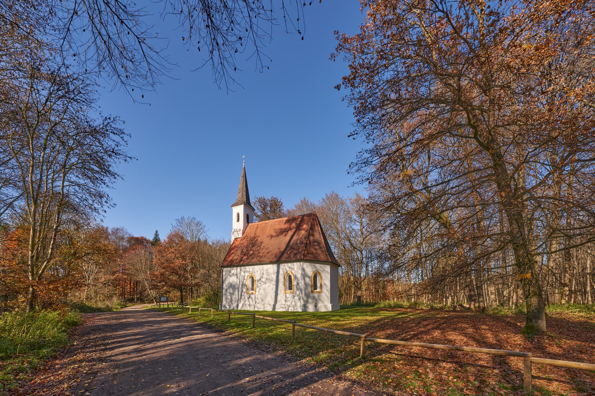 Idyllischer Hampersberg Herbst in Erharting, Mühldorf am Inn, Oberbayern. Die Region Inn-Salzach in Deutschland zeigt sich von ihrer schönsten Seite.