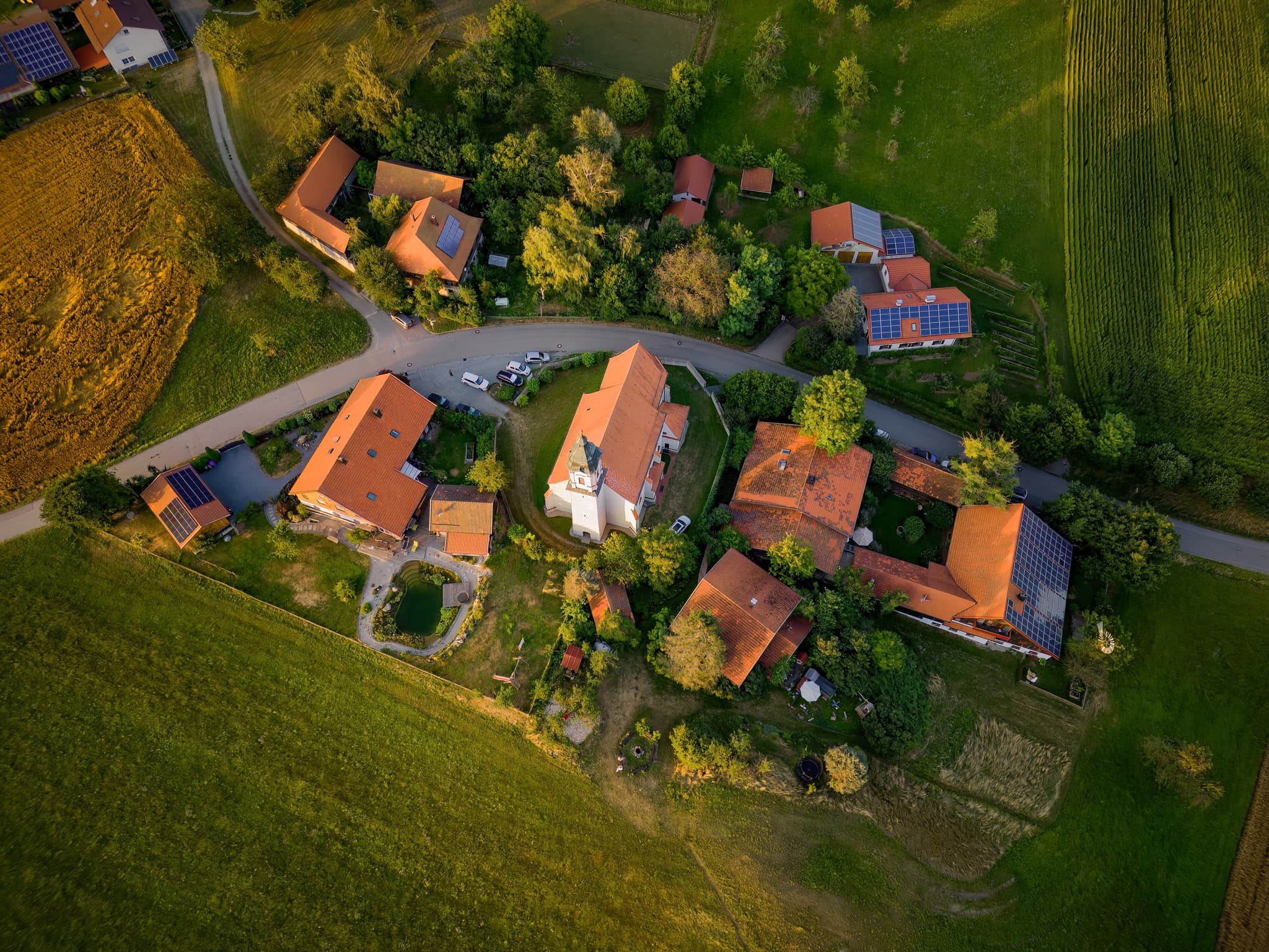 Luftbild der Wallfahrtskirche St. Wolfgang in Bad Griesbach, Landkreis Passau, Niederbayern, Deutschland. Erkunden Sie die malerische Bäderdreieck Region.