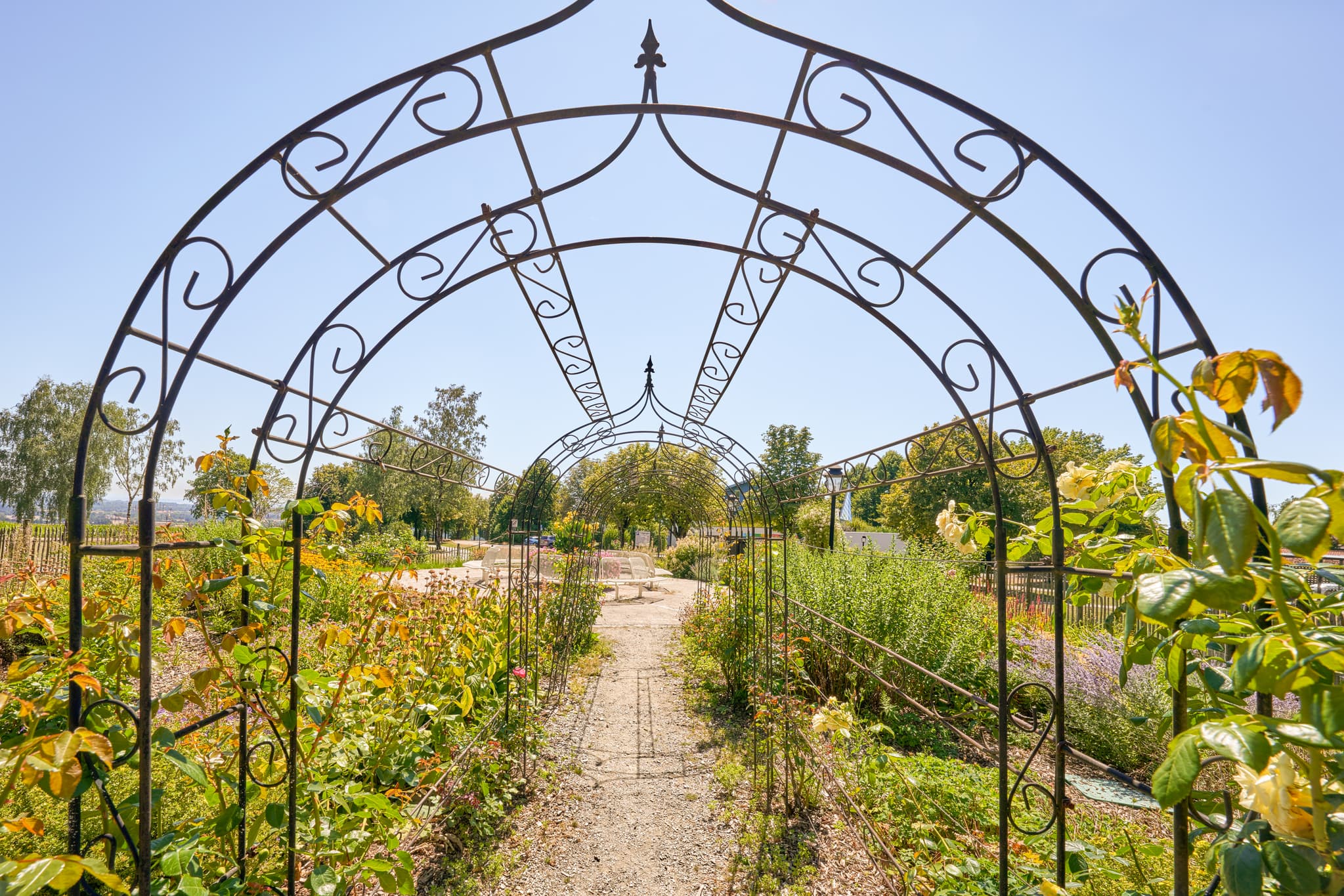 Idyllischer Kurpark in Bad Griesbach, Passau, Niederbayern, Deutschland. Einladende Wege und grüne Anlagen im Herzen des Bäderdreiecks.