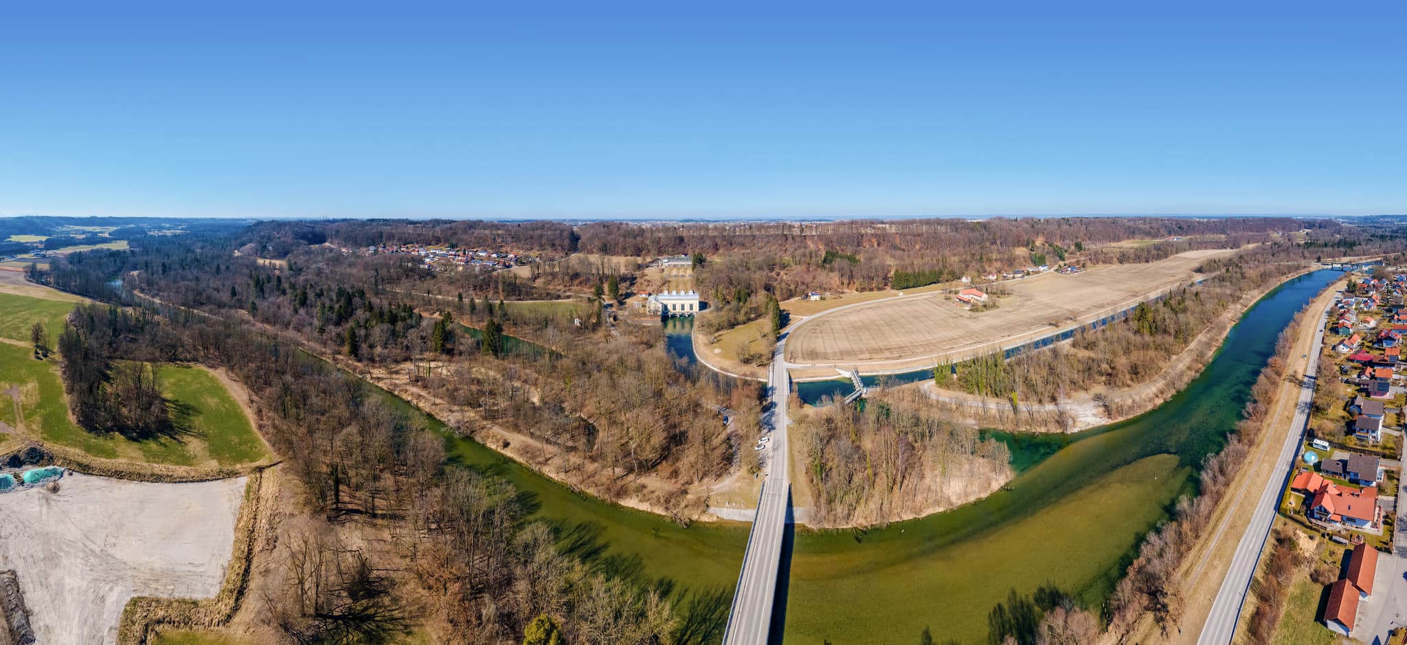Luftbild vom Alzkraftwerk bei Hirten, Burgkirchen, Landkreis Altötting, Oberbayern. Die Alz prägt die Landschaft in der Region Inn-Salzach, Deutschland.