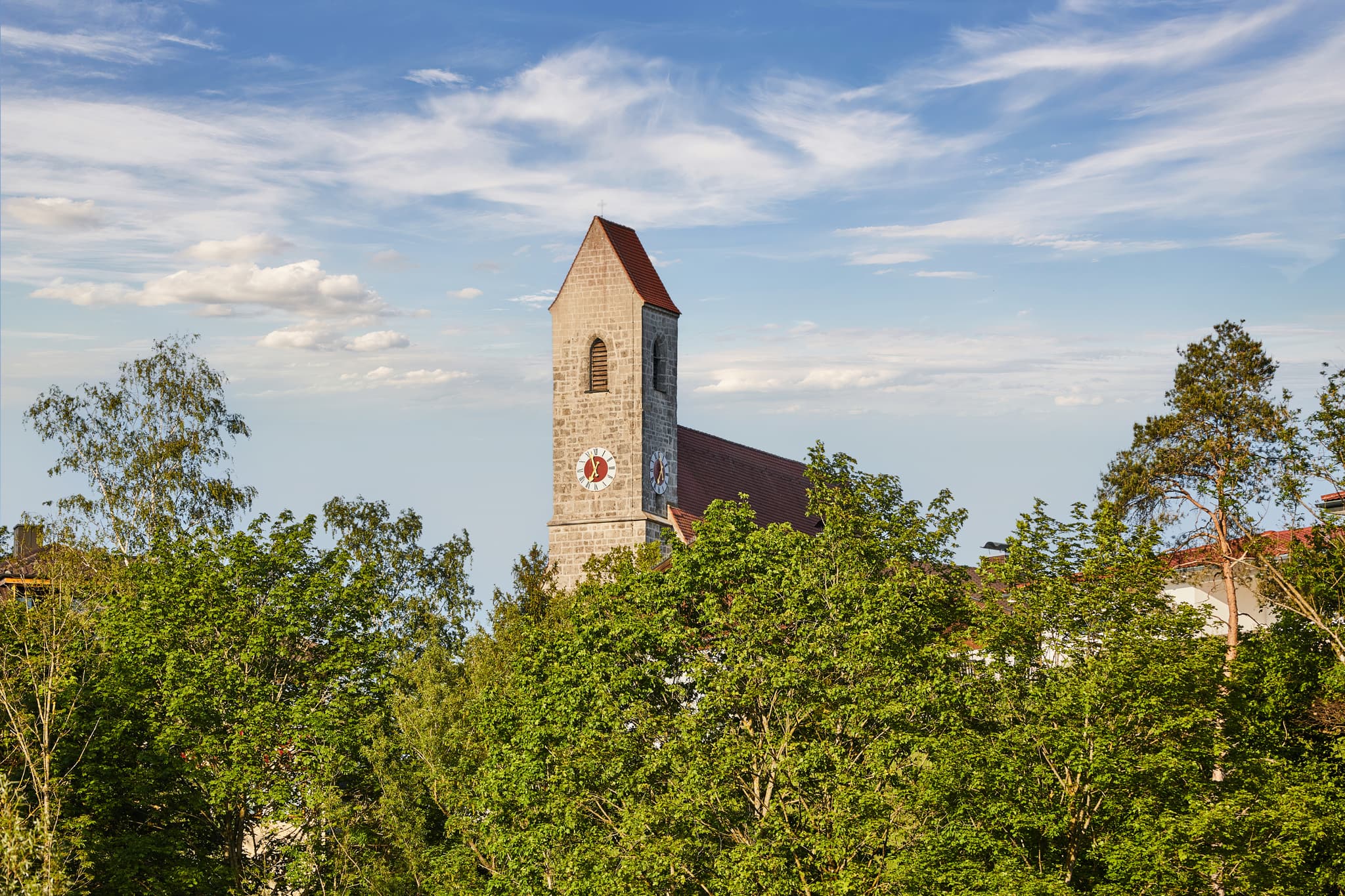 Die Kirche St. Nikolaus in Hohenwart, Emmerting, Landkreis Altötting, Oberbayern, Deutschland, umgeben von grünen Bäumen in der Region Inn-Salzach.