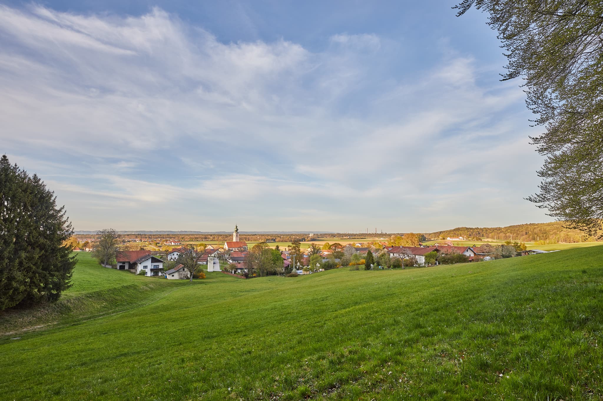 Blick auf das Hörndlweg in Mehring, Altötting, Oberbayern. Eine grüne Landschaft der Region Inn-Salzach, Deutschland, mit Dorf und Kirche.