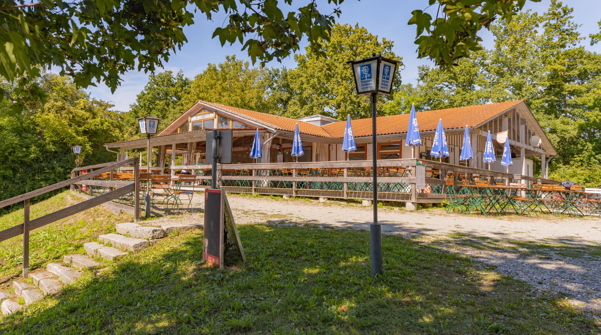 Idyllisches Freiluftrestaurant am Waldsee Lago Sommer, Badesee Simbach in Kirchdorf am Inn, Rottal-Inn, Niederbayern, Deutschland. Landschaft im Bäderdreieck.