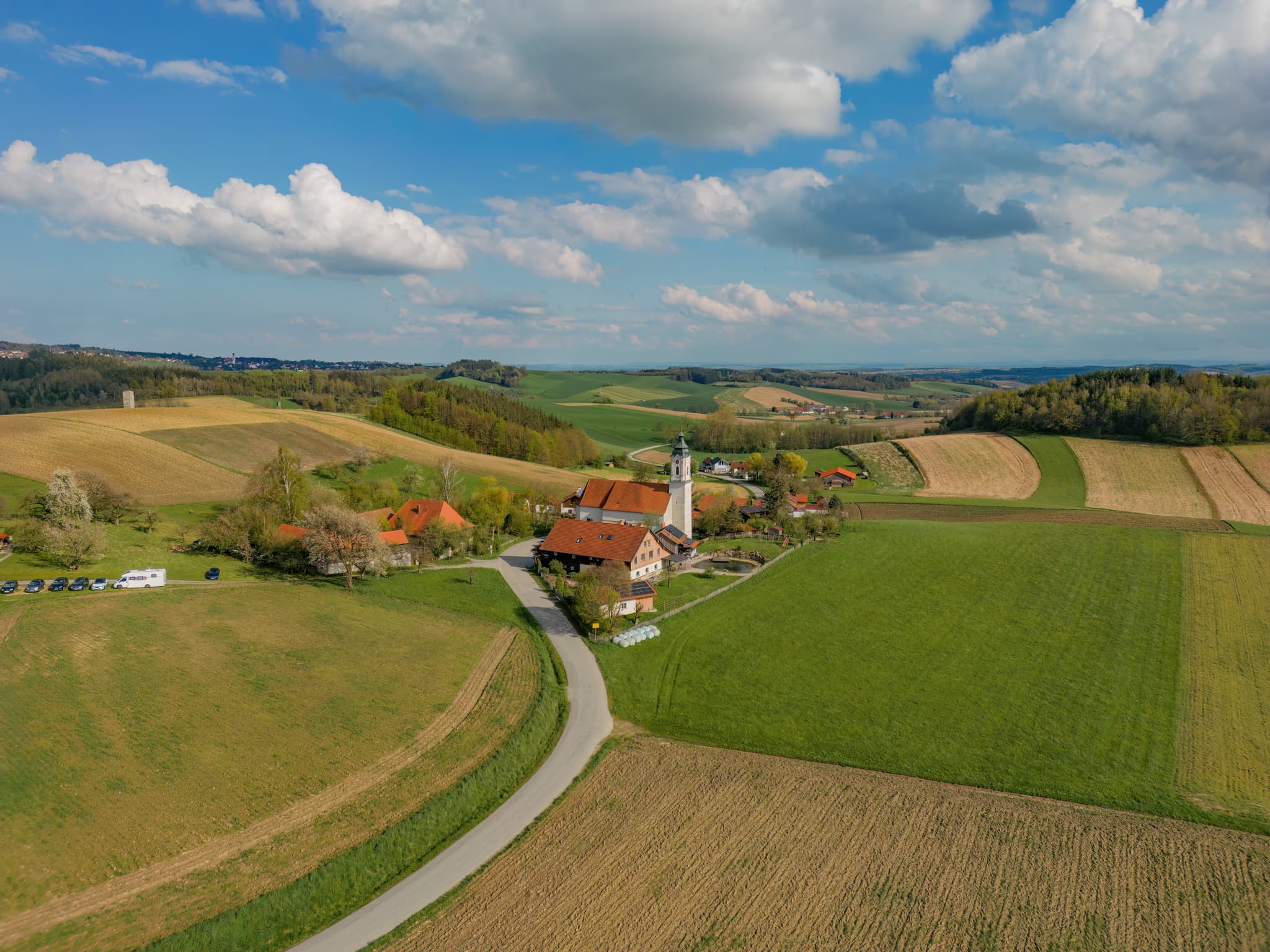 Panorama Luftbild von St. Wolfgang, einem Ortsteil von Bad Griesbach im Rottal, Landkreis Passau, Niederbayern. Die Region Bäderdreieck in Deutschland.