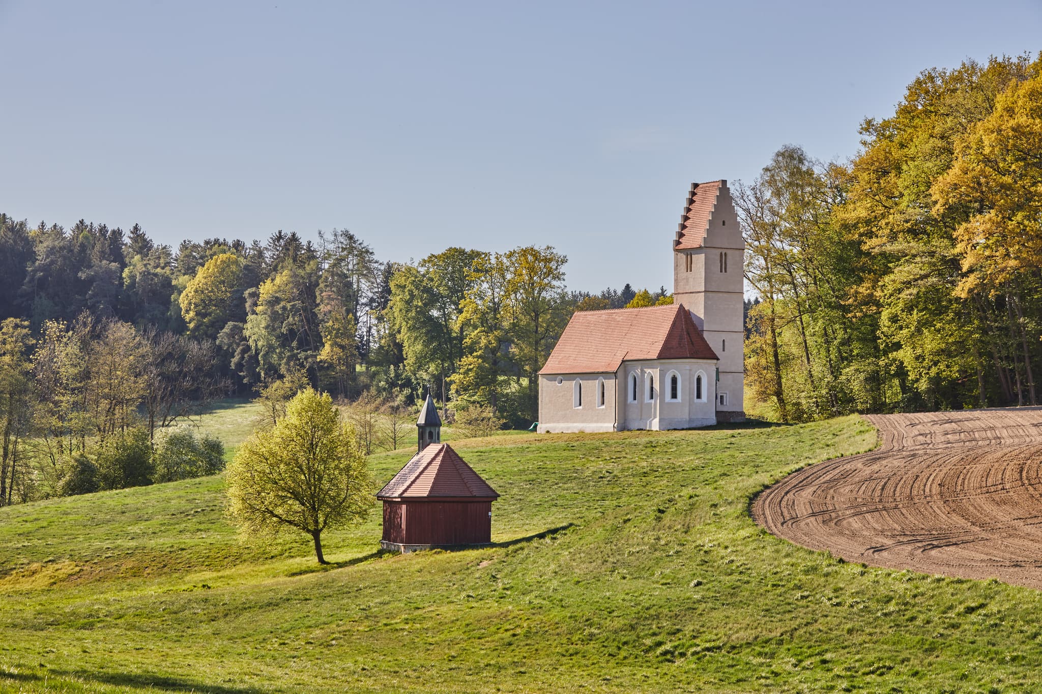 Sigrün Kirche und Corona Kapelle in Pleiskirchen, Altötting, Oberbayern, Inn-Salzach, Bayern, Deutschland. Historische Kirchengebäude in ländlicher Umgebung.