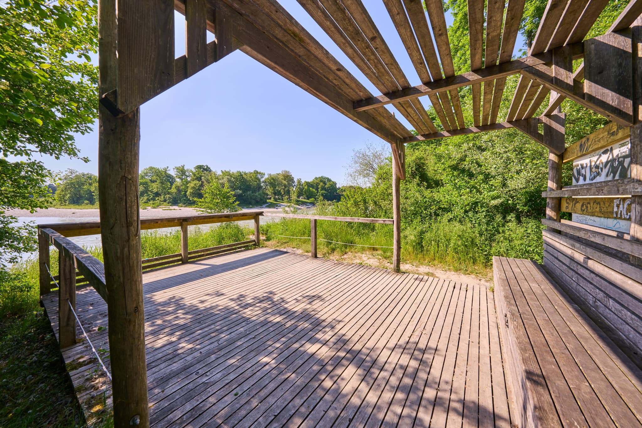 Holzplattform am Naturerlebnisweg Innaue in Mühldorf, Oberbayern. Die Inn-Flusslandschaft im Landkreis Mühldorf am Inn. Region Inn-Salzach. Natürliche Umgebung.