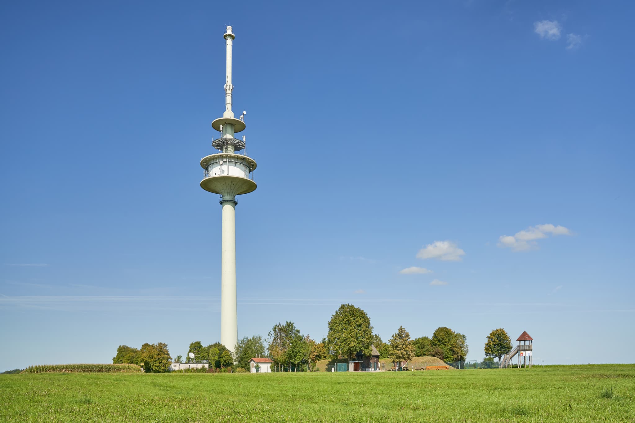 Fernsehturm in Schnaitsee, Landkreis Traunstein, Oberbayern, Deutschland. Das Bauwerk steht in der idyllischen Landschaft des Chiemgaus und prägt das Panorama.