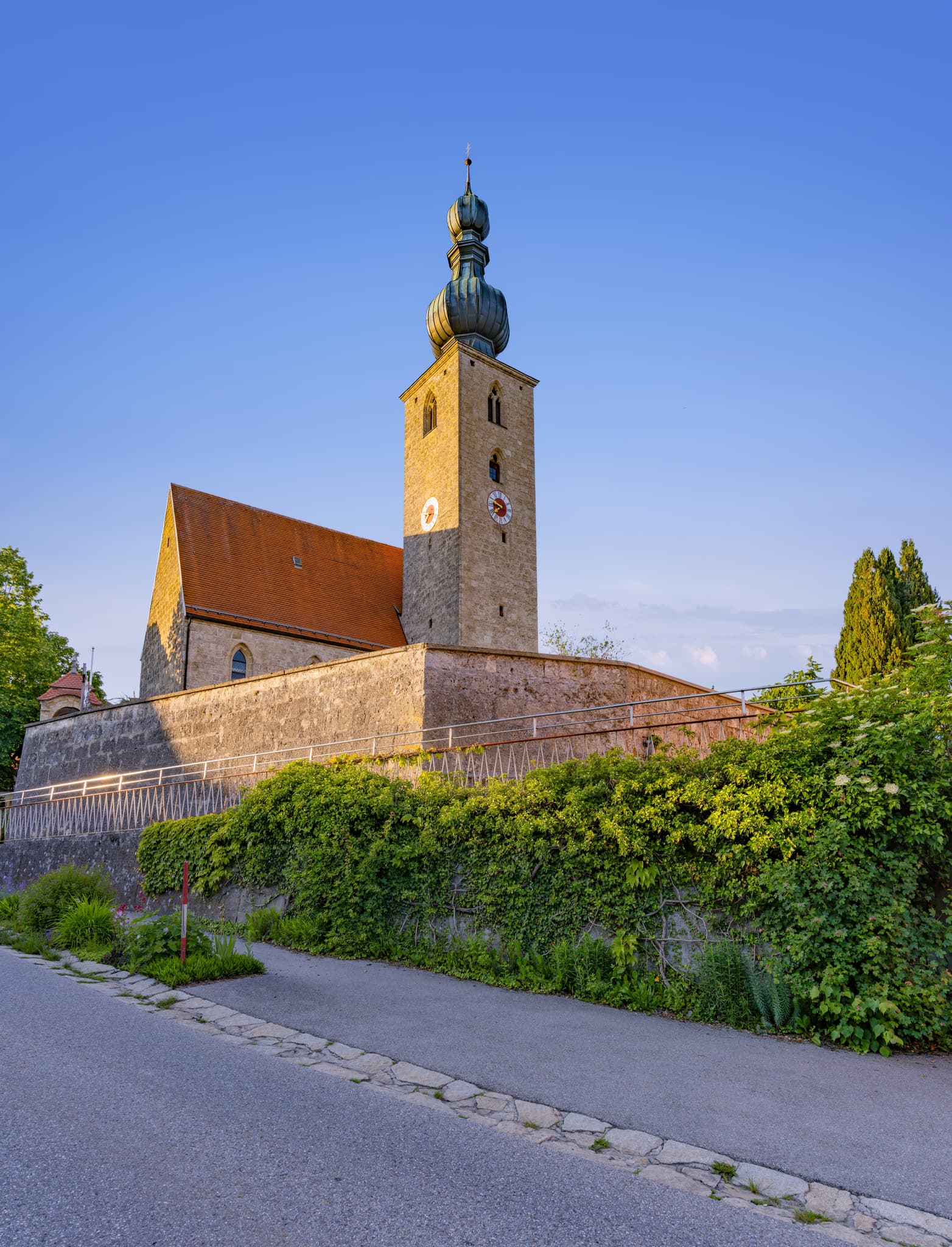 Pfarrkirche St. Johann Baptist in Tyrlaching, Altötting, Oberbayern, Deutschland, Inn-Salzach Region. Ländliche Szene.
