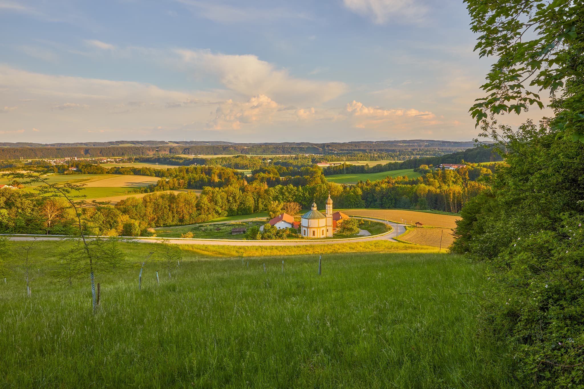 Rundkirche St. Peter Peterskirche in Gars am Inn, Mühldorf am Inn, Oberbayern, Region Inn-Salzach, Deutschland. Die Umgebung zeigt eine Felder und Wälder.