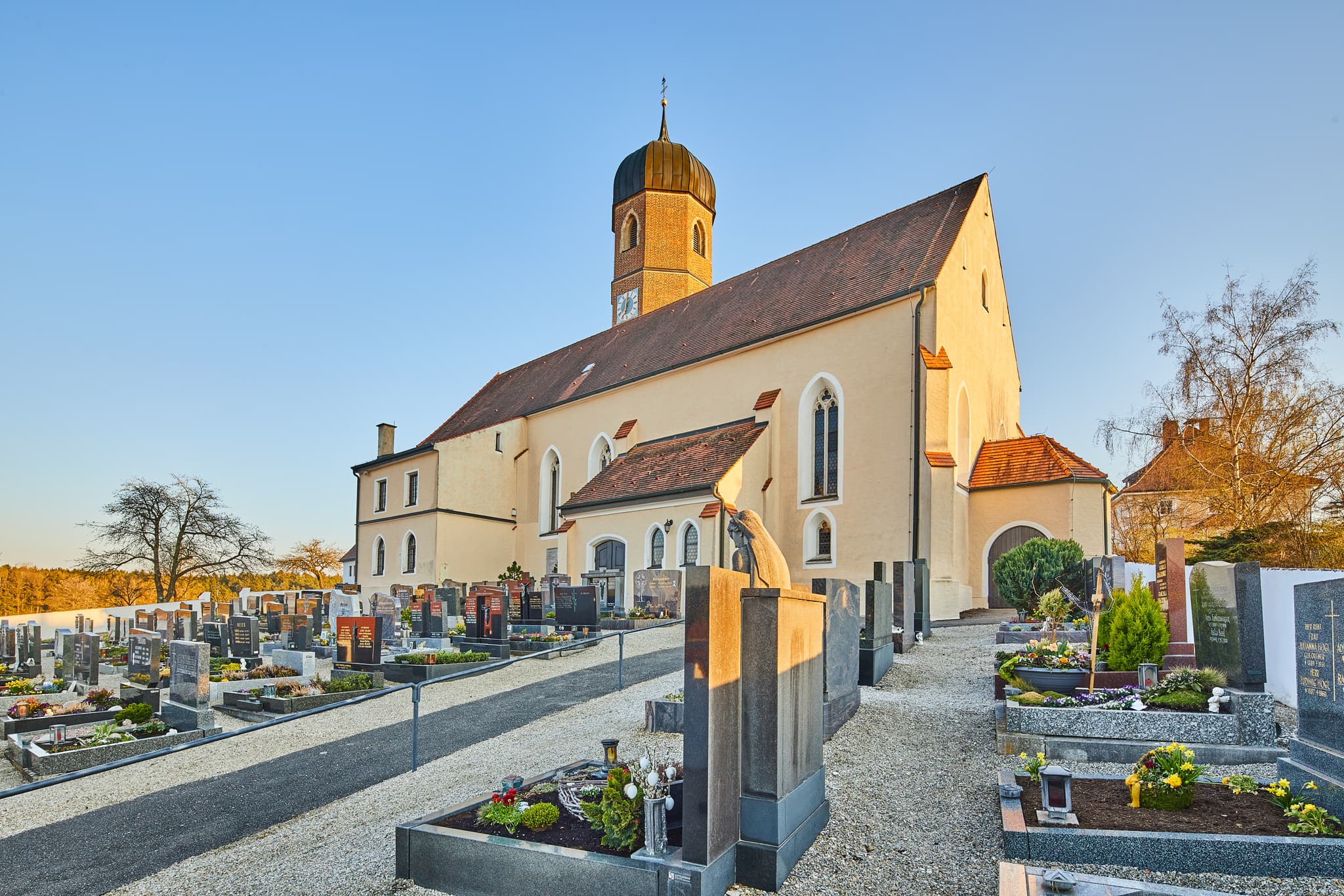 Kirche und einen Friedhof in Martinskirchen, Wurmannsquick, Landkreis Rottal-Inn, Niederbayern. Motiv in der Region Holzland, Deutschland.