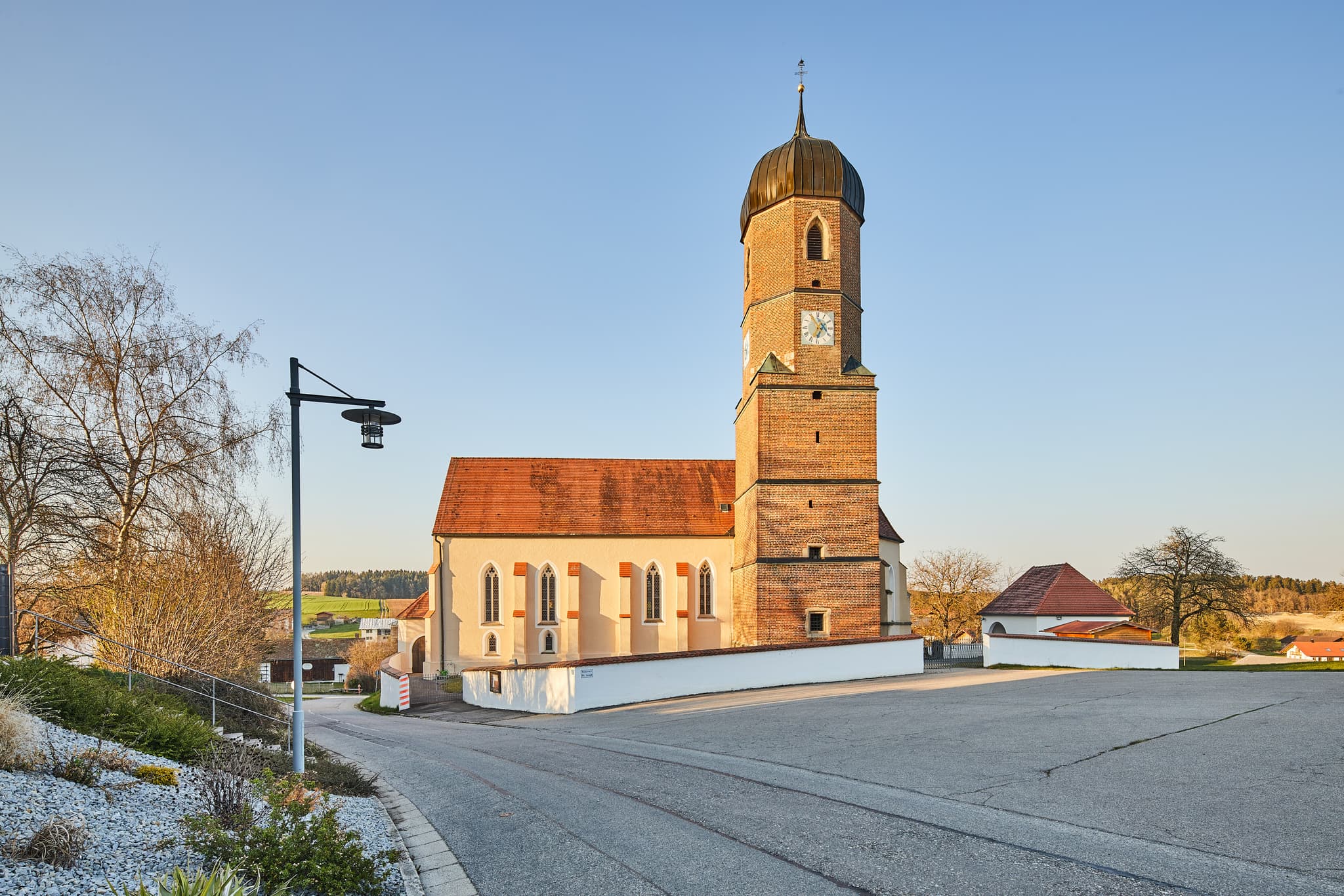 Kirche in Martinskirchen, Ortsteil Wurmannsquick, Landkreis Rottal-Inn, Niederbayern, Holzland, Deutschland. Die ländliche Umgebung prägt das Bild.