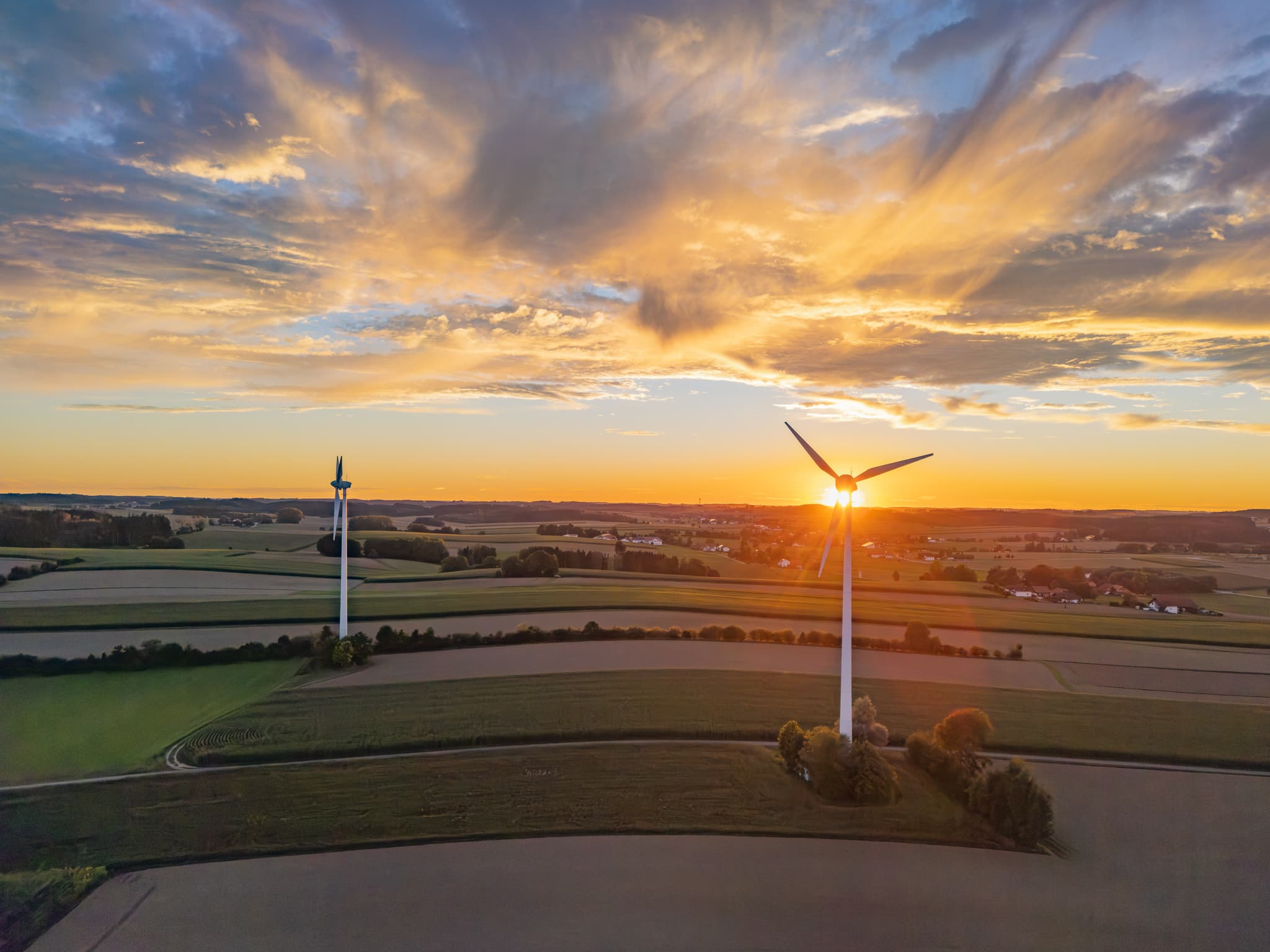 Windpark bei Sonnenuntergang in Dirnaich Windpark, Gangkofen, Landkreis Rottal-Inn, Niederbayern, Region Holzland, Deutschland.