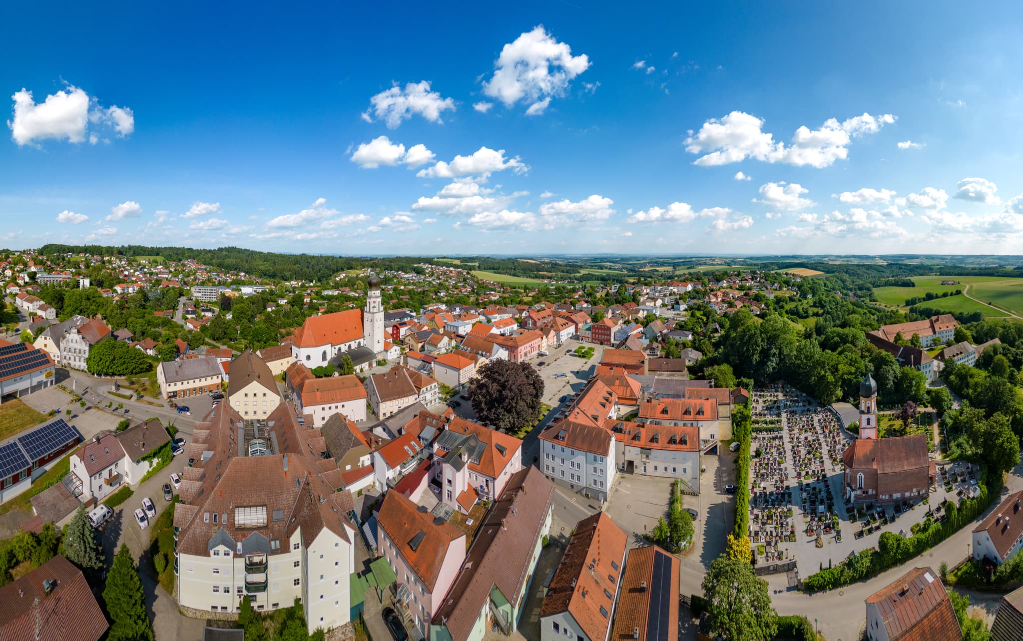 Luftaufnahme des Stadtplatzes in Bad Griesbach, Landkreis Passau. Dieses malerische Motiv liegt im niederbayerischen Bäderdreieck, Deutschland.