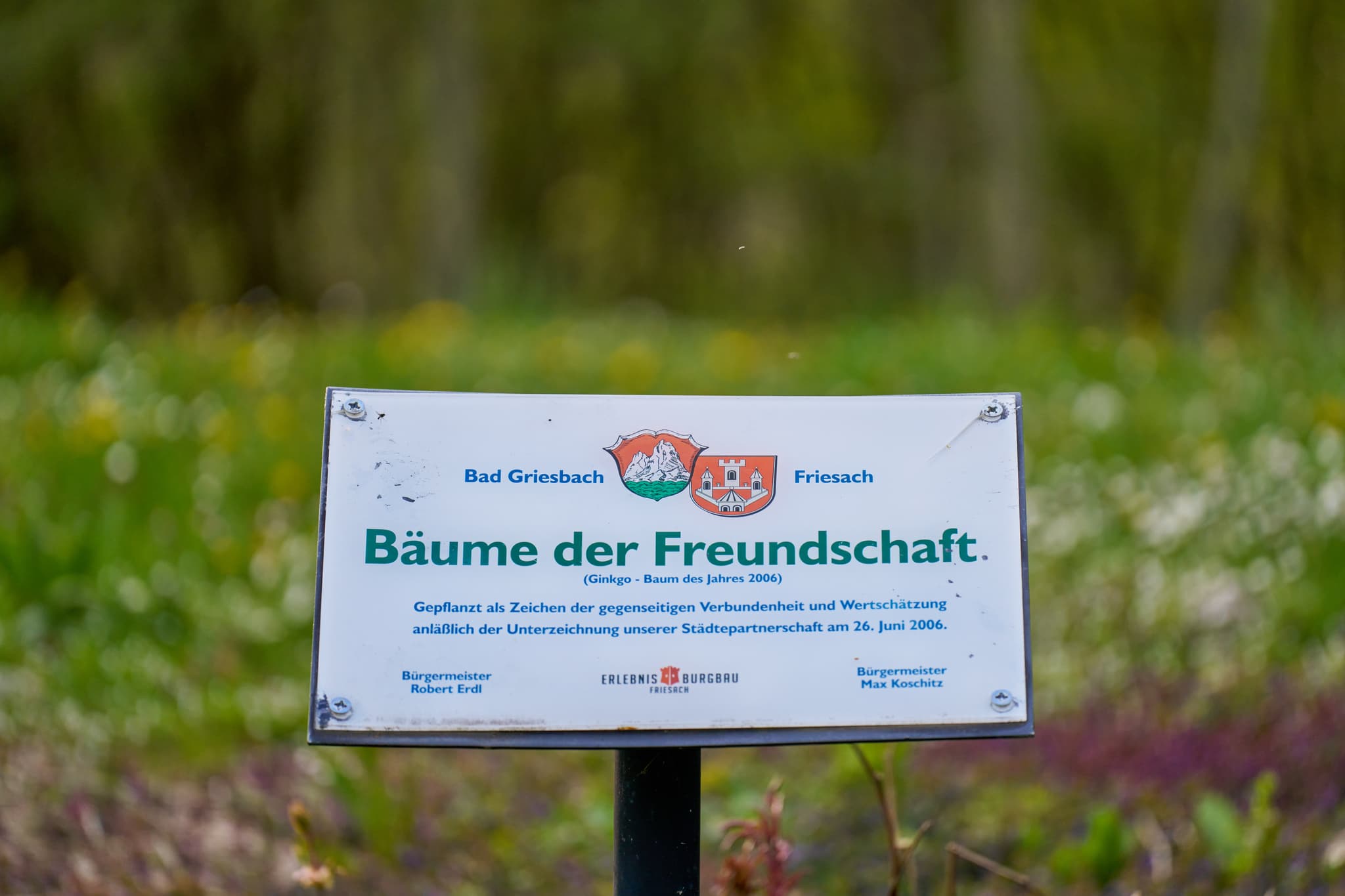 Bild zeigt ein Schild mit der Aufschrift "Bäume der Freundschaft" in Bad Griesbach, Landkreis Passau, Niederbayern, Bayern, Deutschland.