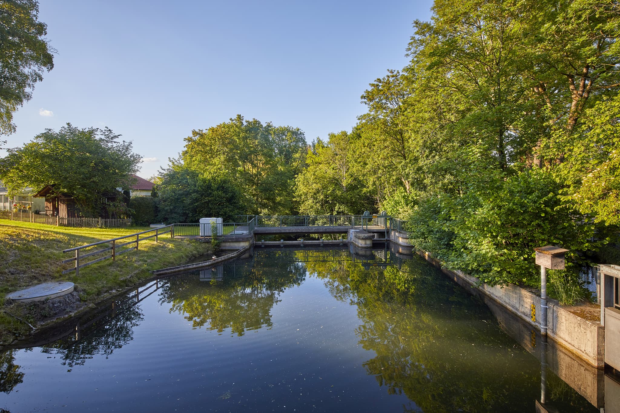 Kreuzwegdarstellung in Altötting, Landkreis Altötting, Oberbayern, Inn-Salzach, Deutschland. Skulpturen im Freien, umgeben von blühenden Bäumen und Grünflächen.