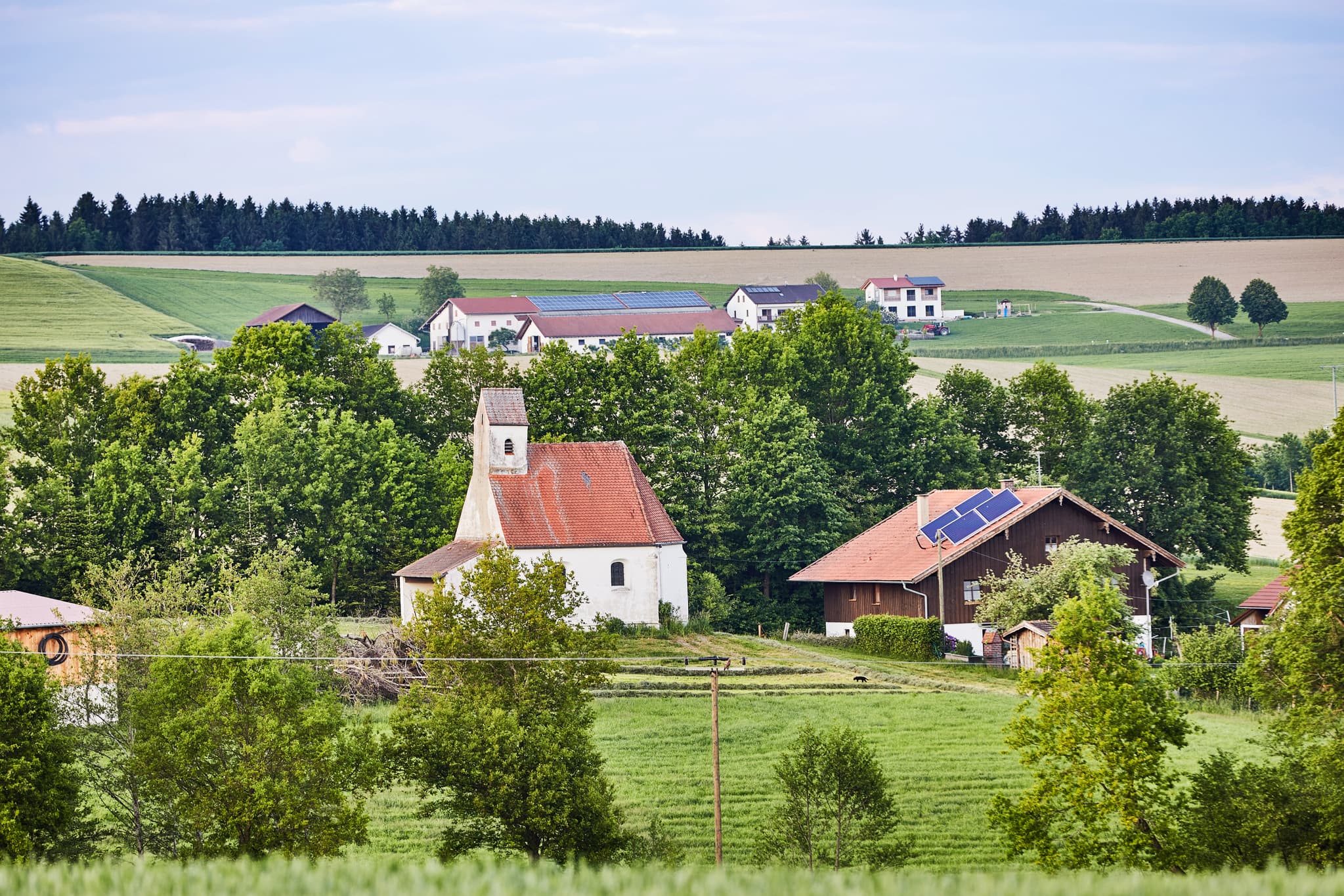 Eine malerische Kapelle in der hügeligen Landschaft von Pleiskirchen, Landkreis Altötting, Oberbayern. Die Naturkulisse der Inn-Salzach Region in Deutschland.