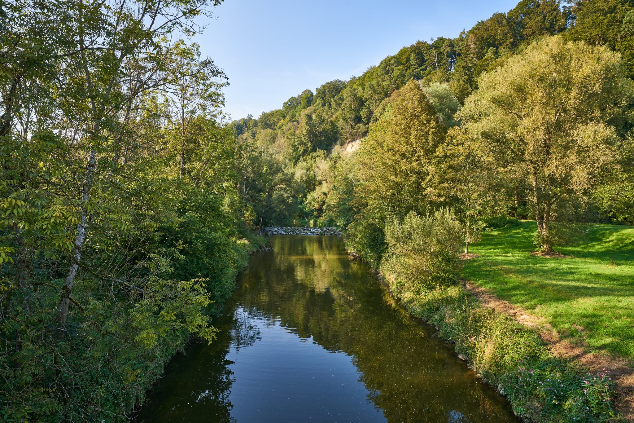 Landschaft der Isen in Steinhöring, Winhöring, Landkreis Altötting, Oberbayern. Die Inn-Salzach-Region in Deutschland zeigt ruhigen Flusslauf und Vegetation.