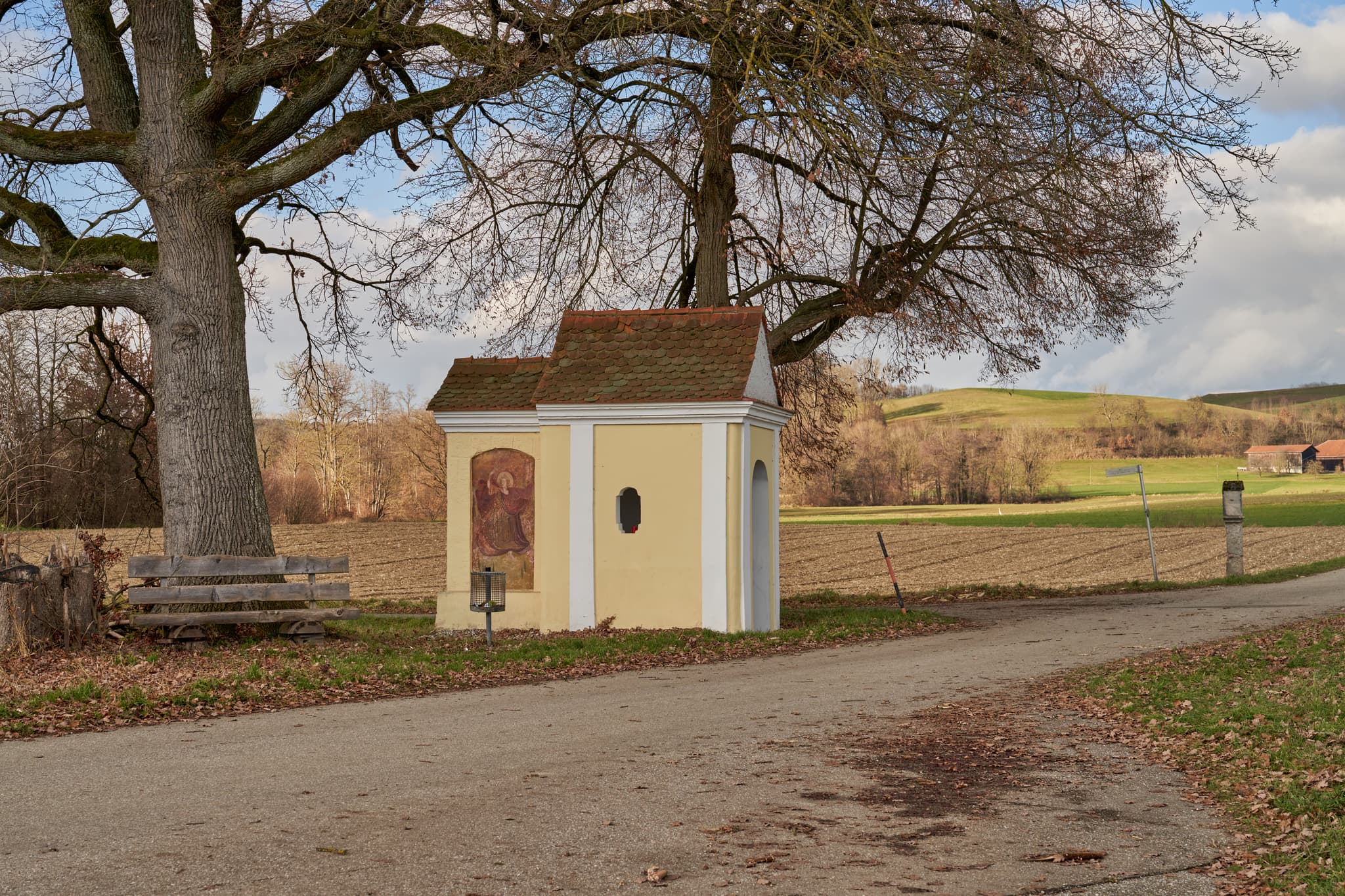 Wallfahrtskapelle St. Anna und Kreuzweg in Ering, Rottal-Inn, Niederbayern, Deutschland. Ländliche Szene im Bäderdrieck mit Feldweg und Bäumen.