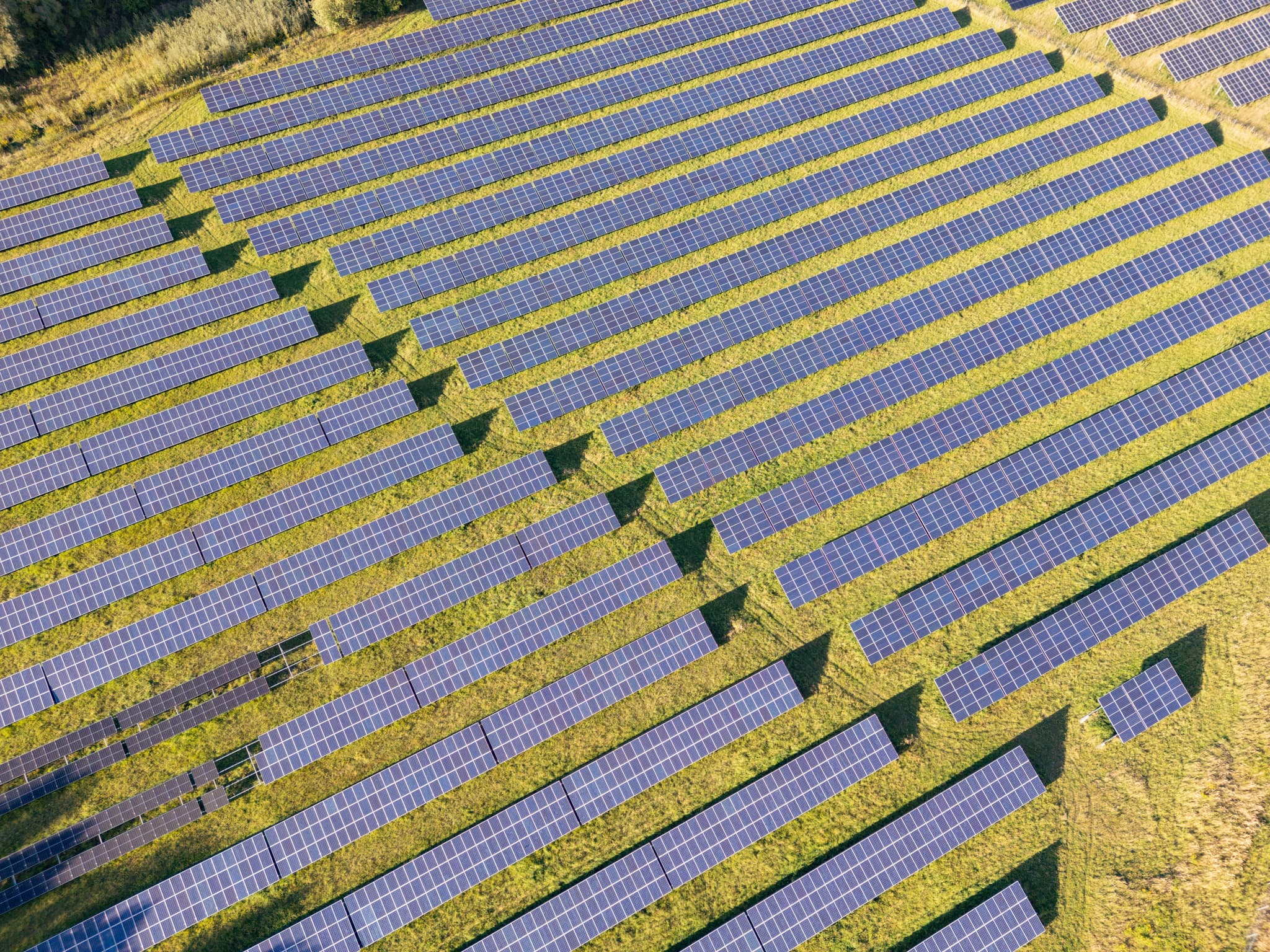 Luftaufnahme einer PV-Freiflächenanlage bei Ering am Inn, Landkreis Rottal-Inn, Region Bäderdreieck, Niederbayern, Deutschland.