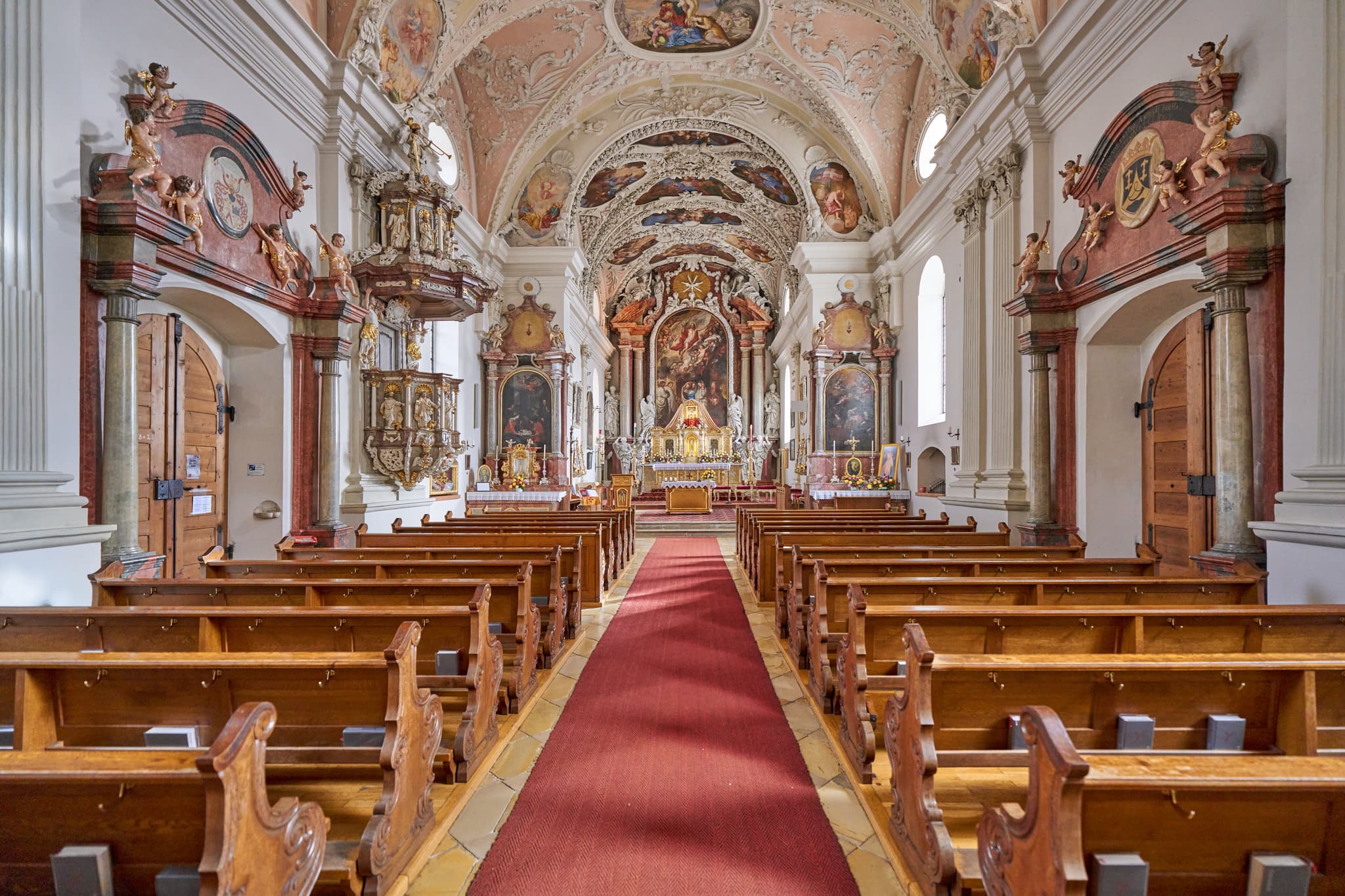 Innenansicht der Gartlberg Wallfahrtskirche in Pfarrkirchen, Rottal-Inn, Niederbayern, Deutschland.Kunstvolle Ausstattung, Gewölbe und Holzbänke.