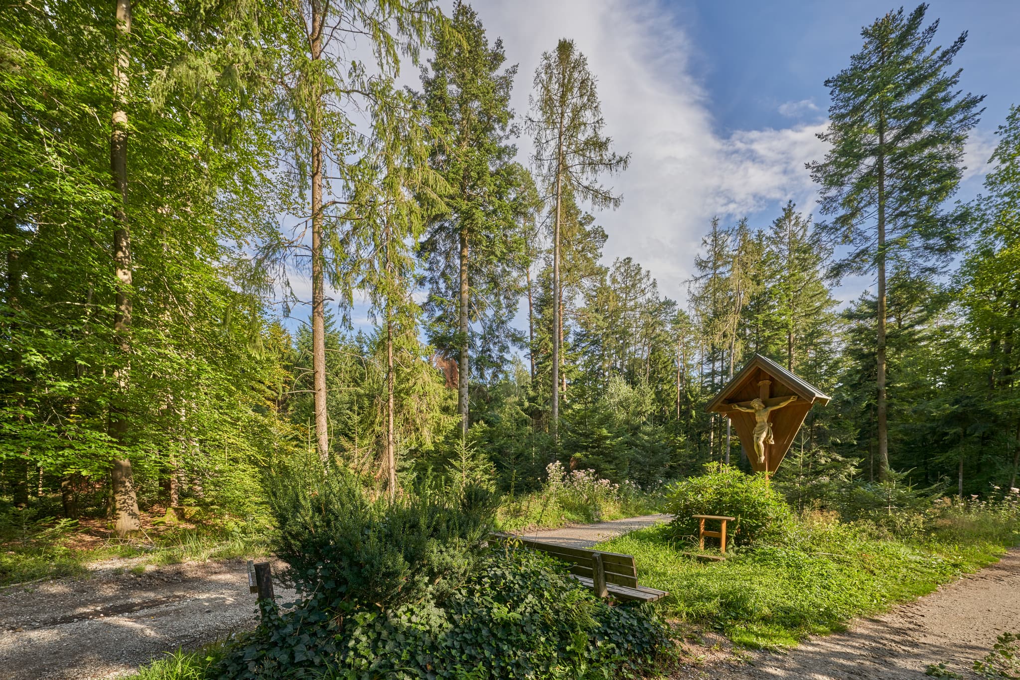 Wegkreuz im Wald bei Schellenberg, Simbach am Inn. Rottal-Inn, Niederbayern, Holzland/Bäderdreieck, Bayern, Deutschland.