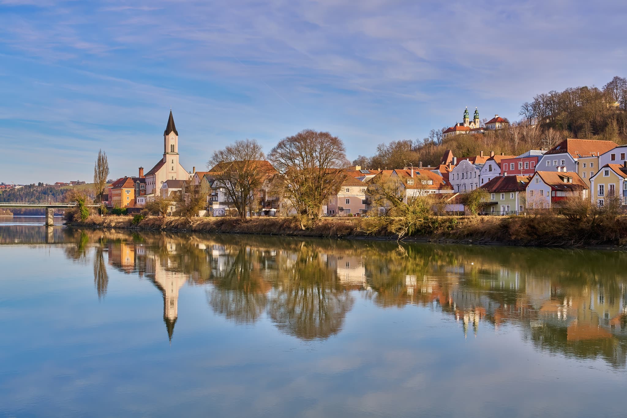 Idyllische Innstadt in Passau, Niederbayern. Wunderschönes Panorama am Inn mit Spiegelungen. Region Inn-Salzach, Deutschland.