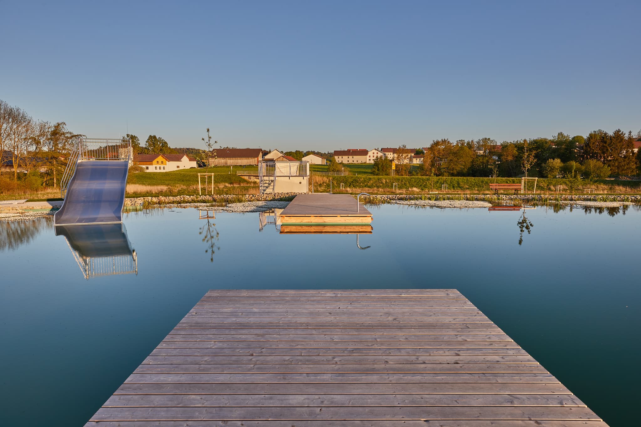 Naturbad am Wassergarten in Mitterskirchen, Landkreis Rottal-Inn, Niederbayern, Deutschland. Erfrischung im Grünen.
