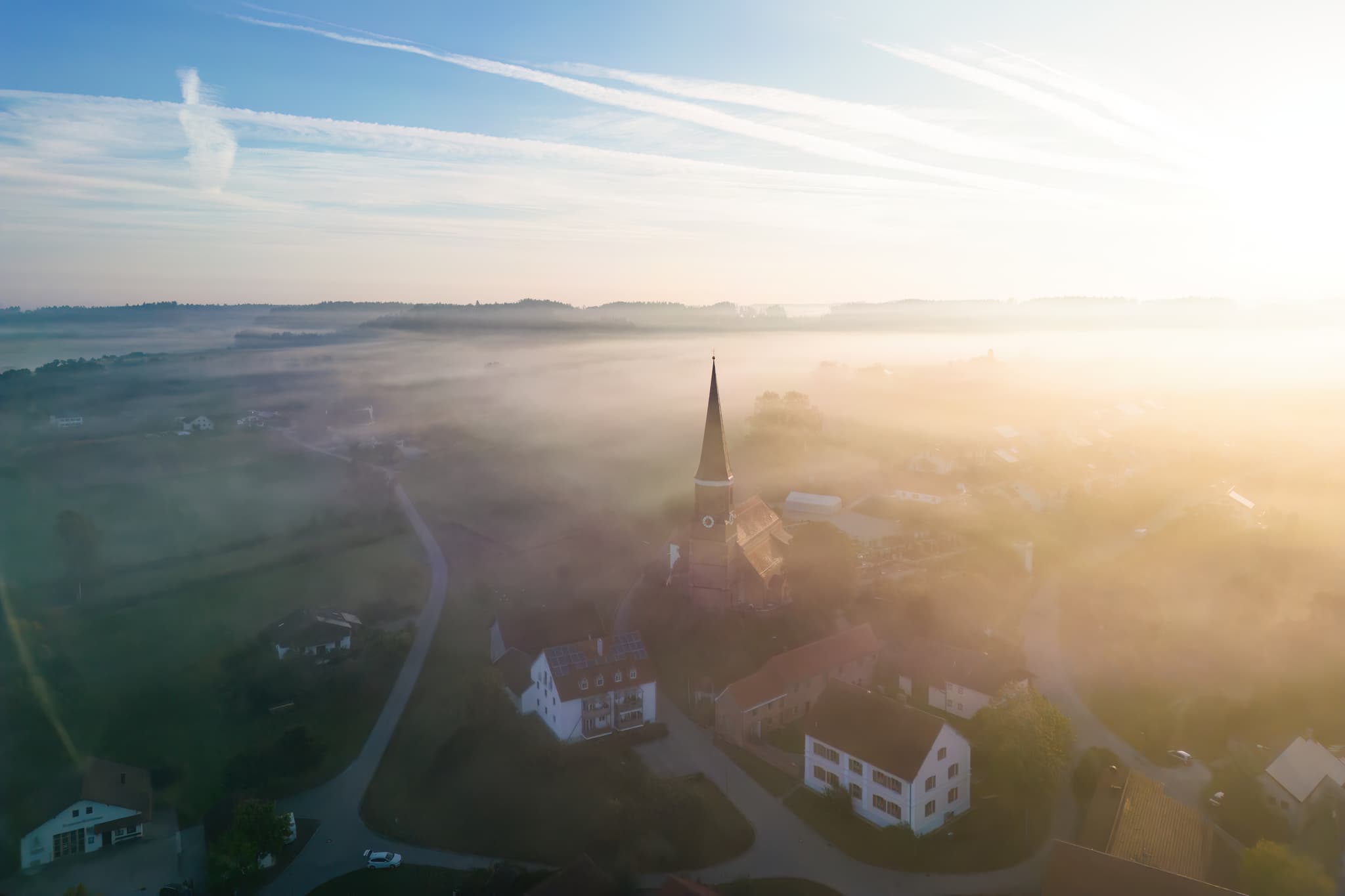 Hirschhorn bei Wurmannsquick, Rottal-Inn, Niederbayern, Deutschland. Ein Dorf im Holzland, die Kirche ragt aus dem Nebel.