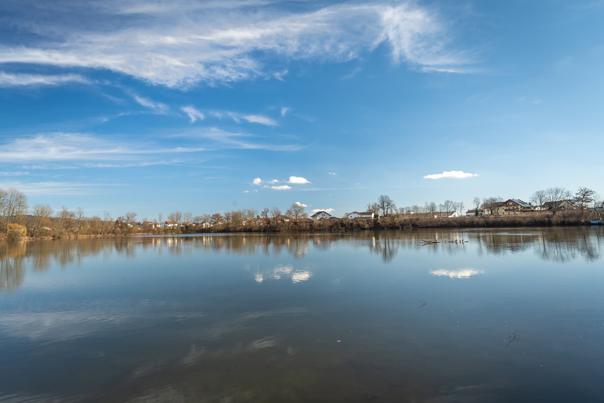 Isen-Stausee nahe Winhöring, Landkreis Altötting, Oberbayern, Deutschland. Teil der Region Inn-Salzach. Ruhigen Wasserfläche mit Spiegelungen und Uferbereich.