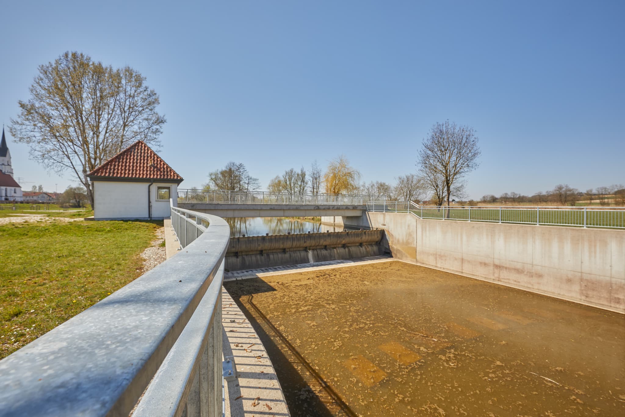 Impression der Wehranlage am Fluss Rott bei Unterdietfurt im Landkreis Rottal-Inn, Niederbayern. Landschaft im Holzland Deutschlands.