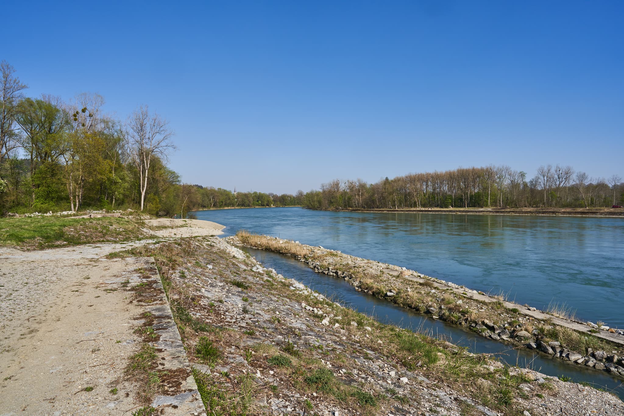 Fluss Inn bei Stammham, Landkreis Altötting, Oberbayern. Bild zeigt Fischtreppe, Kraftwerk. Die typische Flusslandschaft der Region Inn-Salzach, Deutschland.