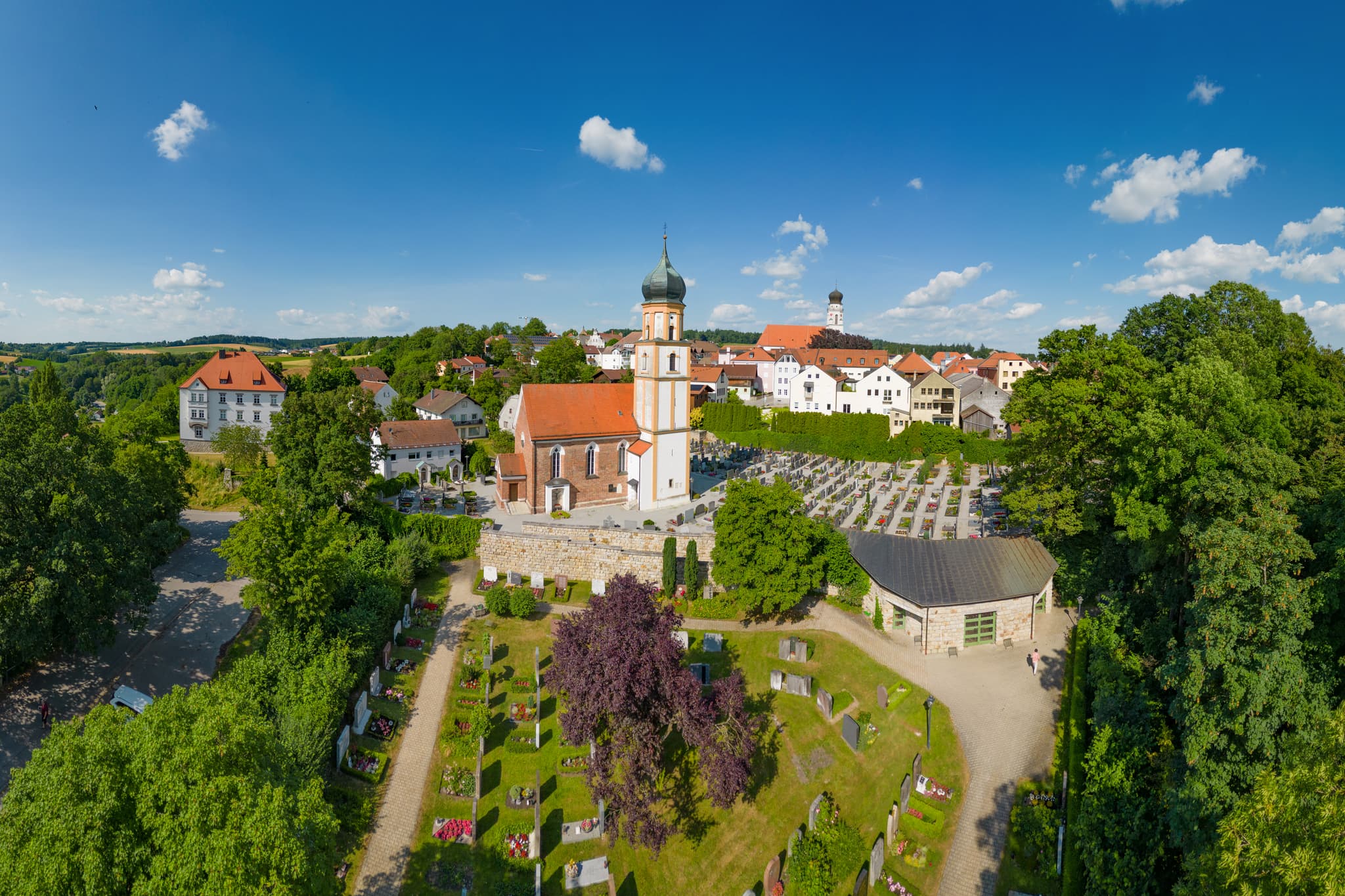 Friedhofs der St. Michael Kirche in Bad Griesbach, Passau, Niederbayern, Bayern. Das Bild zeigt die Kirche, den umliegenden Friedhof.