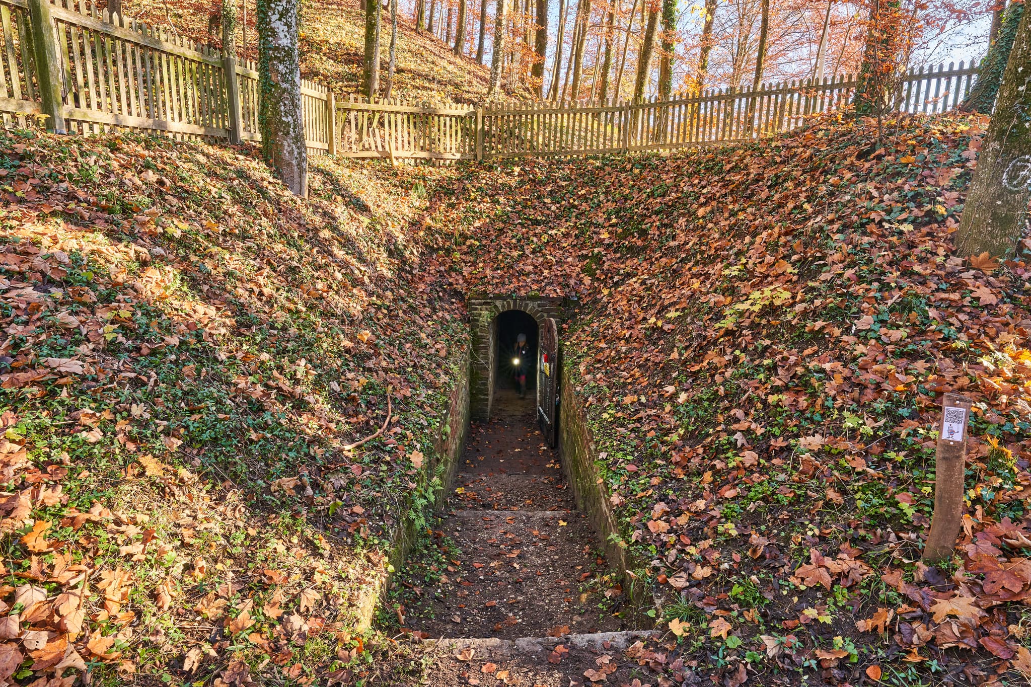 Burgstall, Ziegelmauerwerk-Tunnel im Schlossberg bei Julbach, Gemeinde Julbach, Landkreis Rottal-Inn, Niederbayern, Holzland/Bäderdrieck, Bayern, Deutschland.