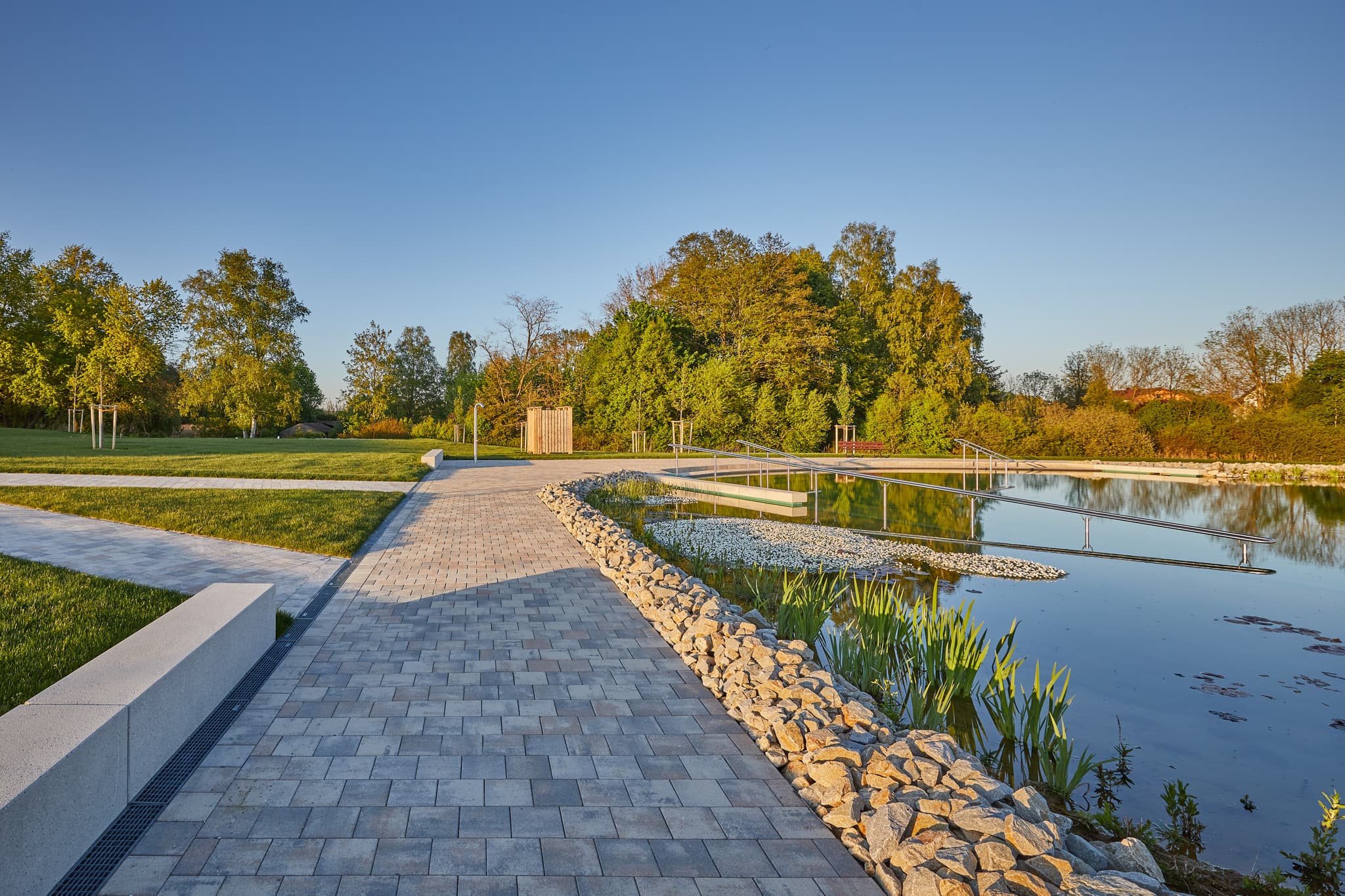 Naturbad am Wassergarten in Mitterskirchen, Landkreis Rottal-Inn, Niederbayern, Deutschland. Entspannen Sie sich inmitten der Natur.