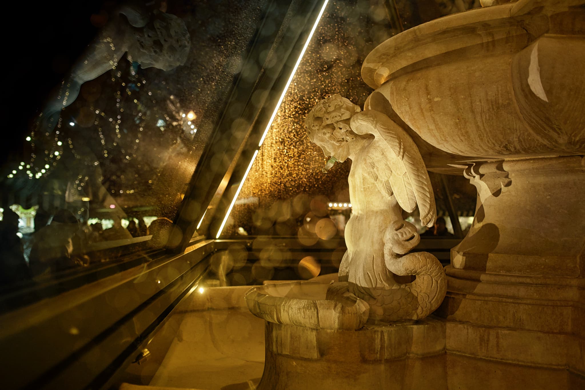 Das Bild zeigt den Oberhauser Brunnen mit seiner Einhausung am Kapellplatz in Altötting, Landkreis Altötting, Oberbayern, Region Inn-Salzach, Deutschland.