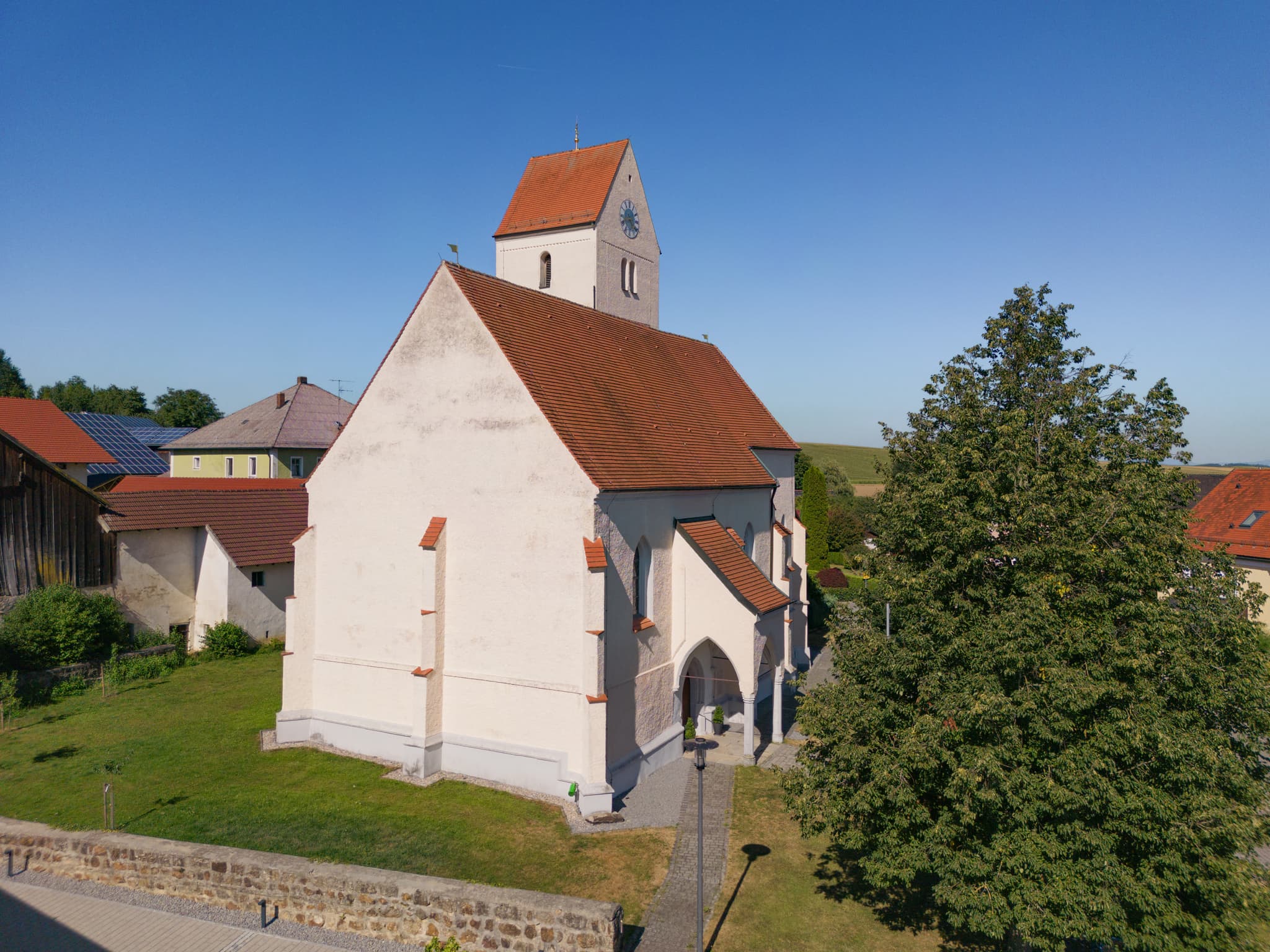 Luftbild der Pfarrkirche St. Valentin in Reutern, Ortsteil von Bad Griesbach im Rottal, Landkreis Passau, Niederbayern, Deutschland.