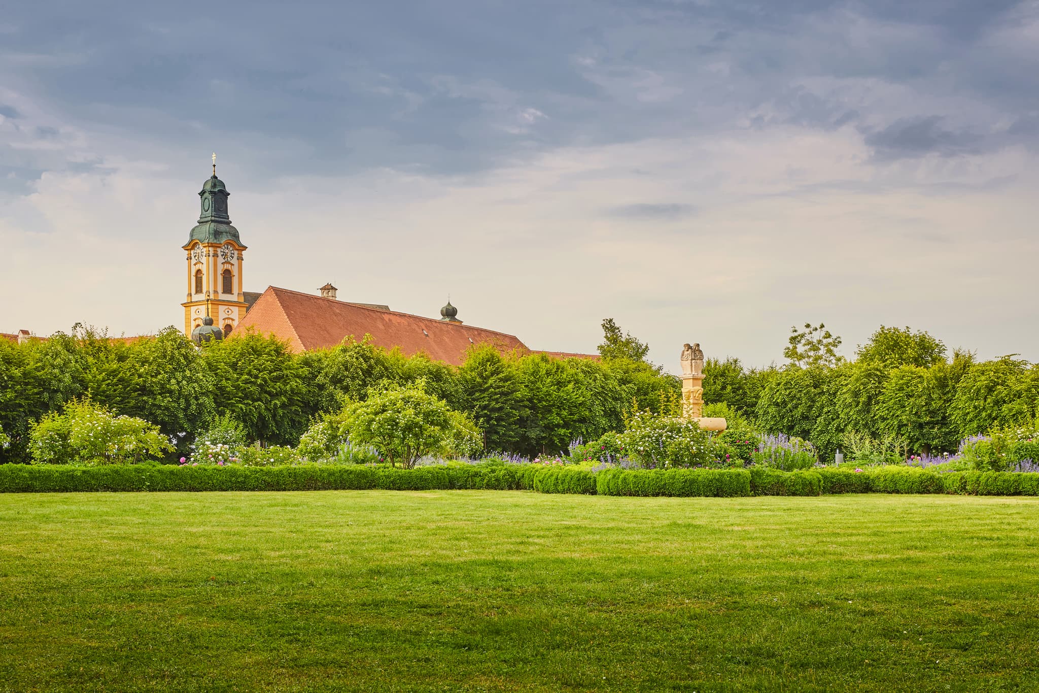 Augustiner-Chorherrenstift in Herrengarten, Reichersberg. Historische Anlage, Bezirk Ried, Oberösterreich, Österreich. Gebäude, Gärten.