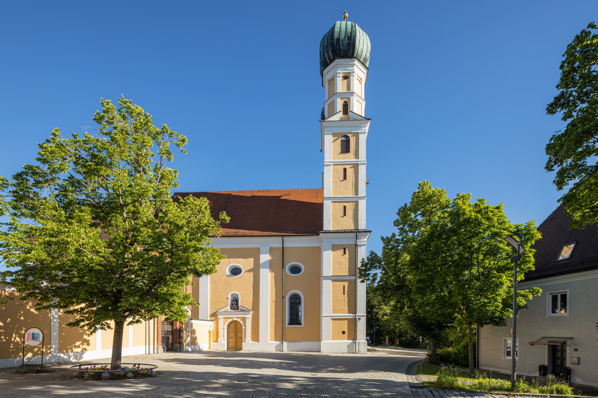 Wallfahrtskirche Gartlberg in Pfarrkirchen, Rottal-Inn, Niederbayern. Motiv zeigt die Kirche, Bäume, blauen Himmel. Charakteristisch für Holzland, Deutschland.