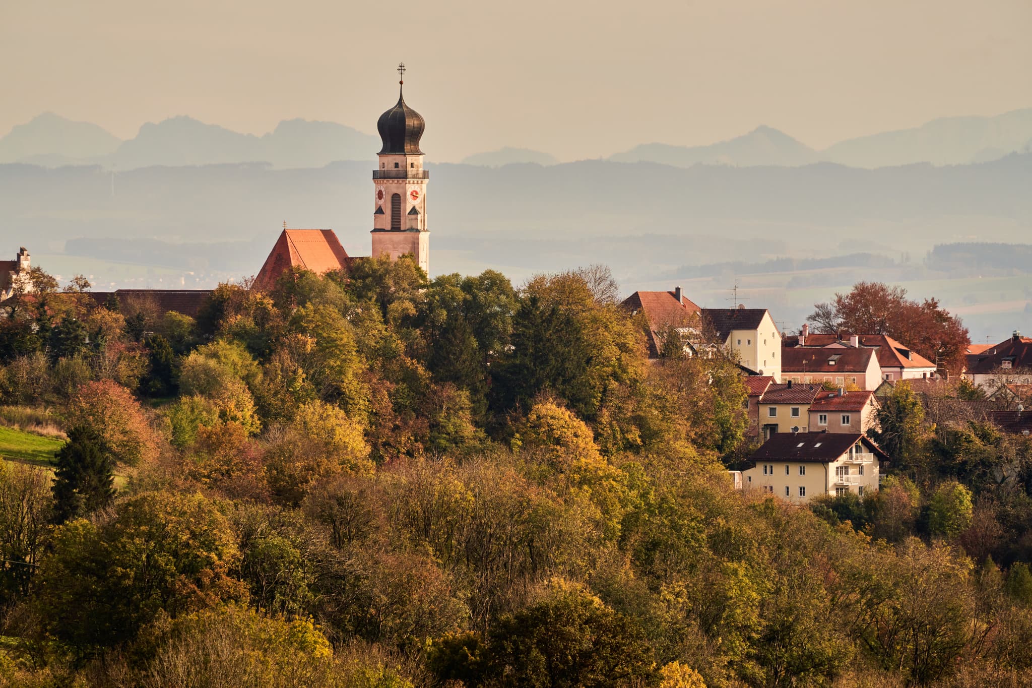 Herbstliche Ansicht des Lederbach Golfclubs in Bad Griesbach, Landkreis Passau, Niederbayern. Die Region Bäderdreieck in Deutschland ist bekannt.
