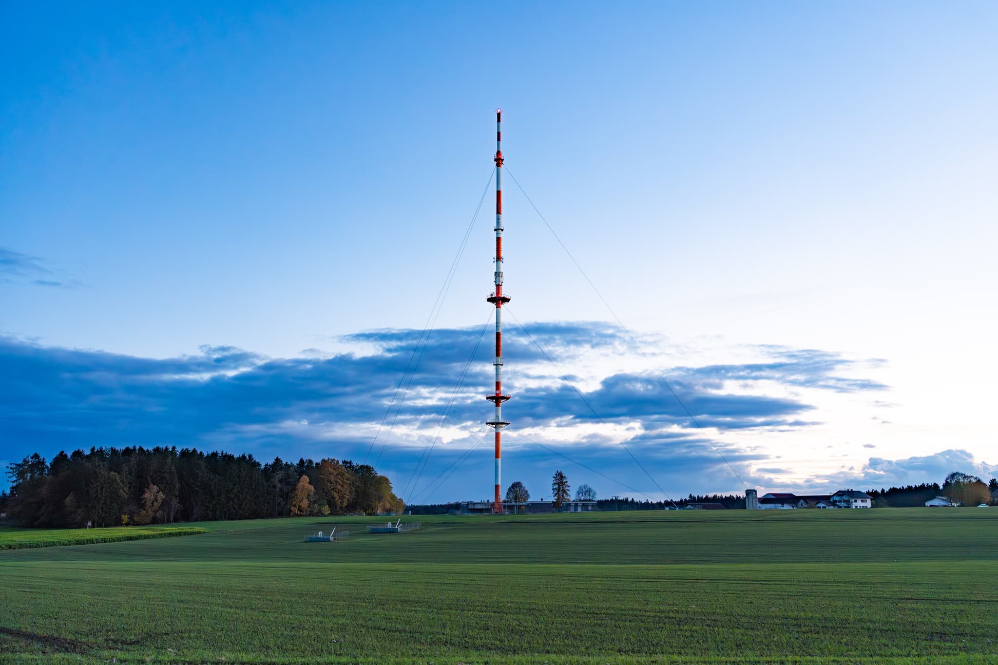 Funkturm in Rottenstuben, Hebertsfelden, Landkreis Rottal-Inn. Diese ländliche Landschaft befindet sich in der Region Holzland, Niederbayern, Deutschland.