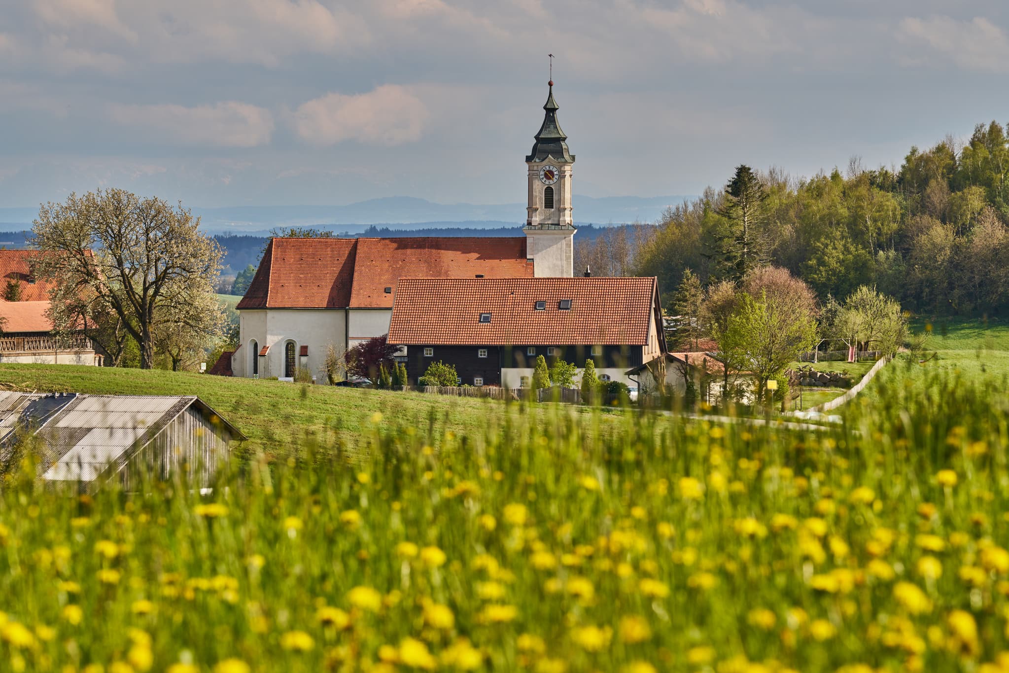 Idyllisches Bild der St. Wolfgang Kirche in Bad Griebsach, Landkreis Passau, Niederbayern. Die malerische Landschaft im Frühling.