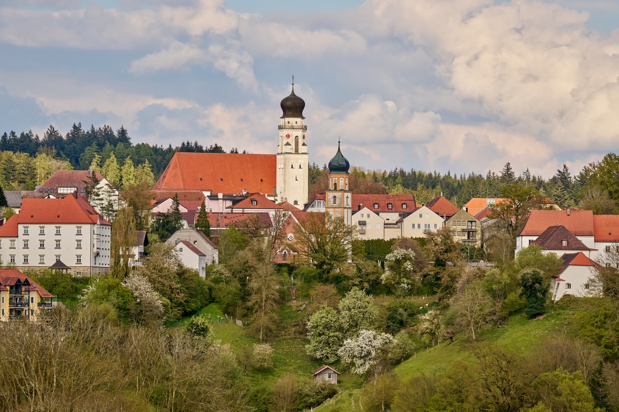 Ansicht des Stadt Schlossbergs in Bad Griesbach im Rottal, Passau, Niederbayern, Deutschland. Stadtpfarrkirche und Friedhofskirche der bekannten Bäderstadt.