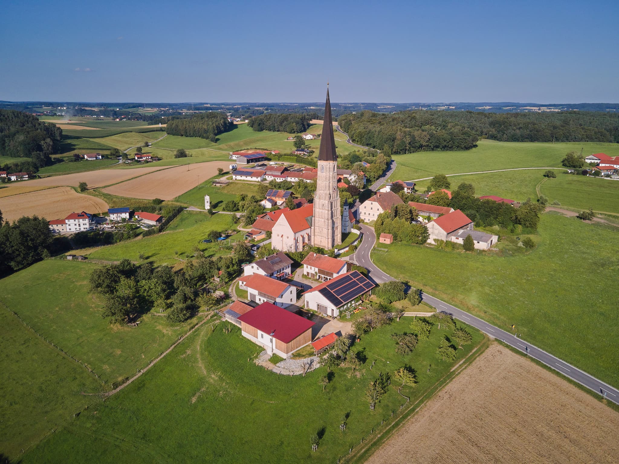 Luftaufnahme des Ortes Schildthurn in der Gemeinde Zeilarn, Landkreis Rottal-Inn, Niederbayern. Zeigt die Kirche und umliegende Natur im Holzland, Deutschland.