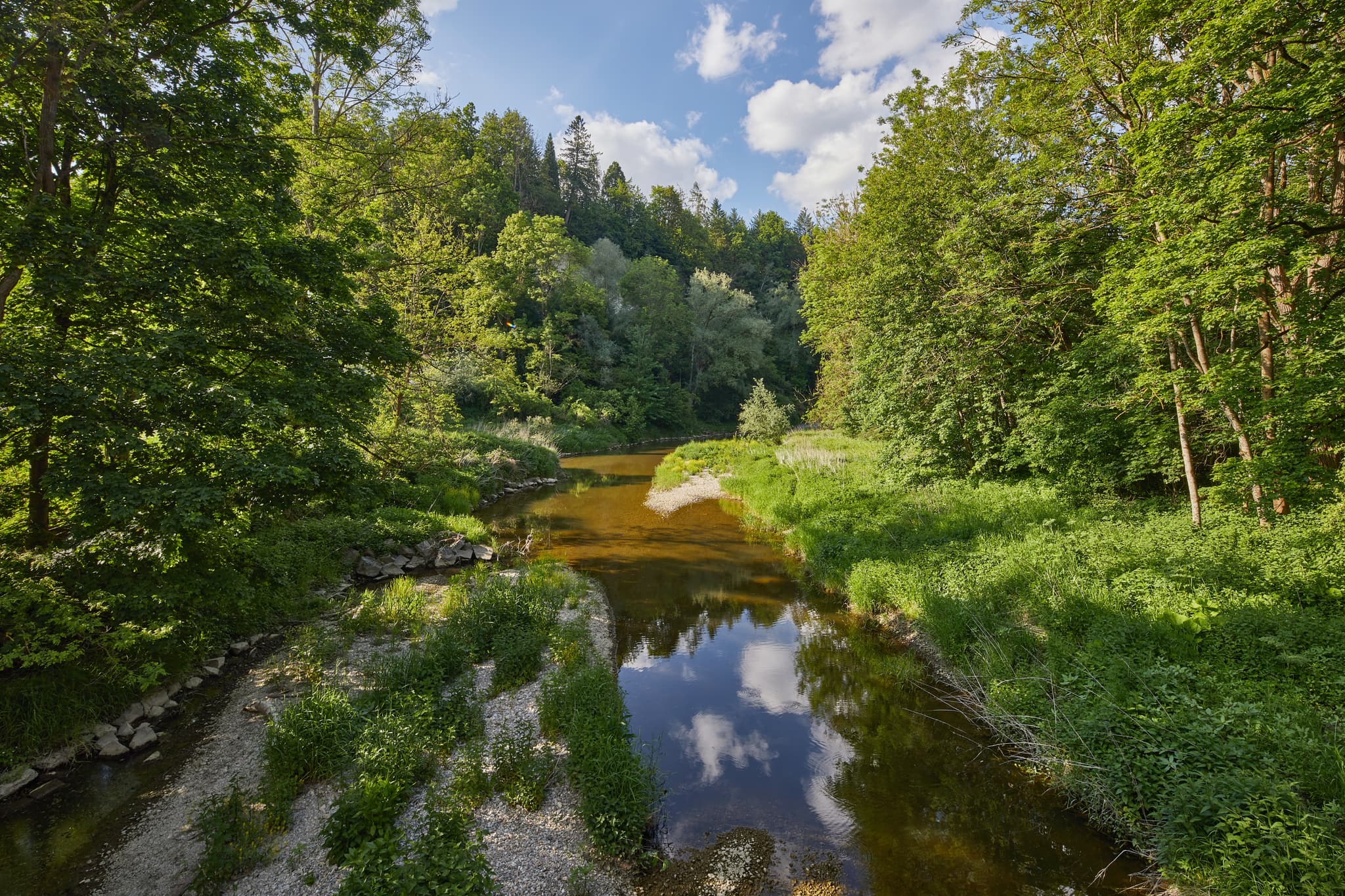 Fluss Isen bei Engfurt in Töging am Inn, Altötting, Oberbayern, Deutschland. Malerische Naturlandschaft an der Isen in der Region Inn-Salzach.
