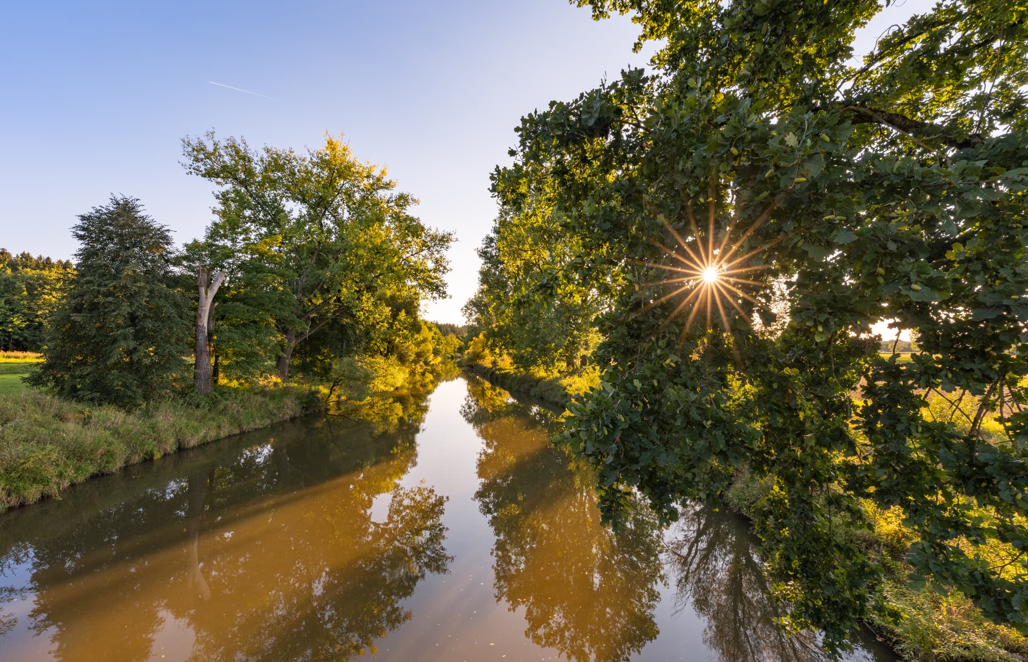 Landschaftsaufnahme der Rott von Brücke bei Schwaiglehen, Hebertsfelden, Rottal-Inn, Niederbayern, Region Holzland, Deutschland.