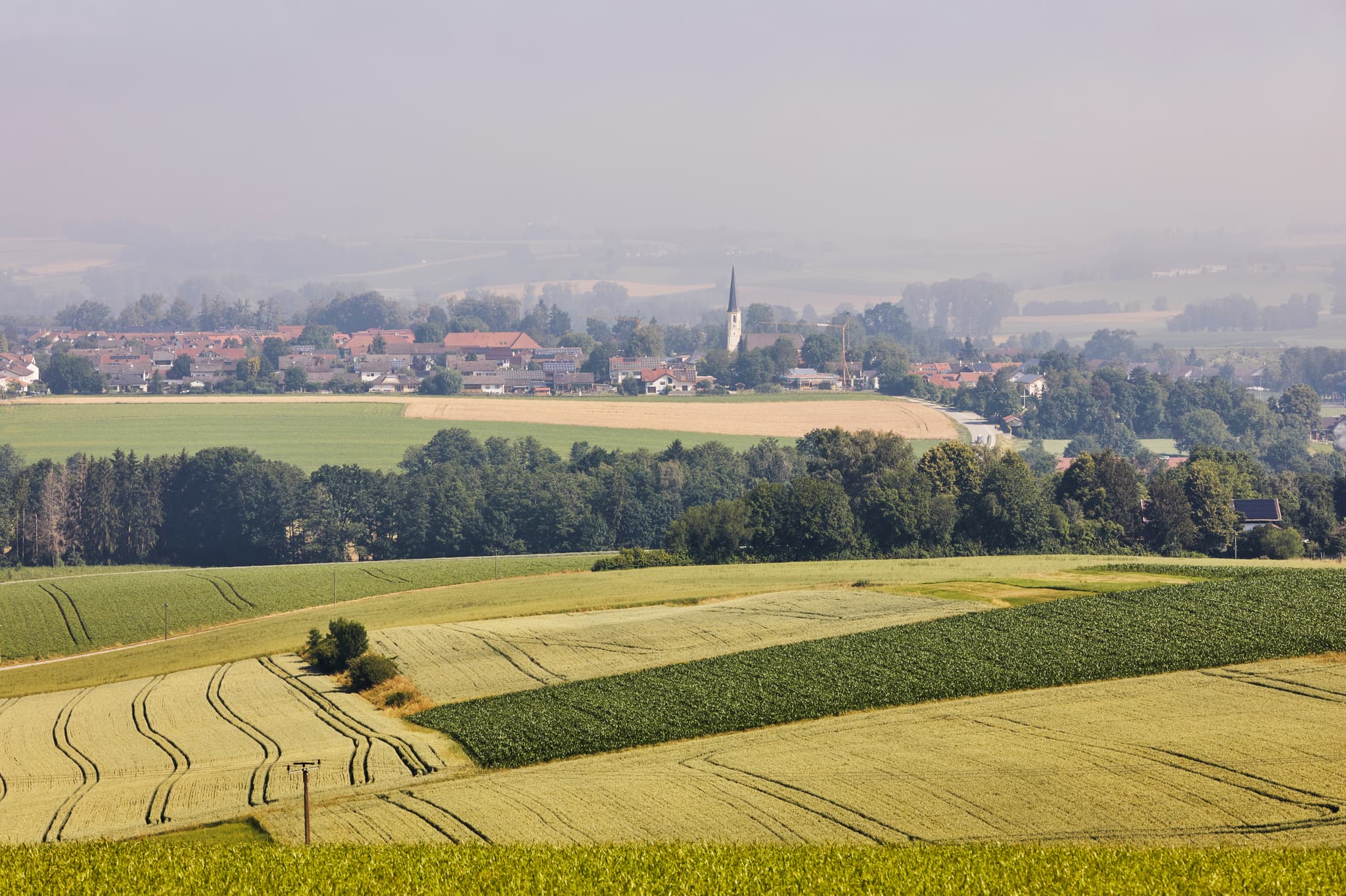 Landschaftsaufnahme von Glatzberg Aussicht in Heldenstein, Mühldorf am Inn, Oberbayern. Felder und Bäume prägen die Inn-Salzach Region in Deutschland.