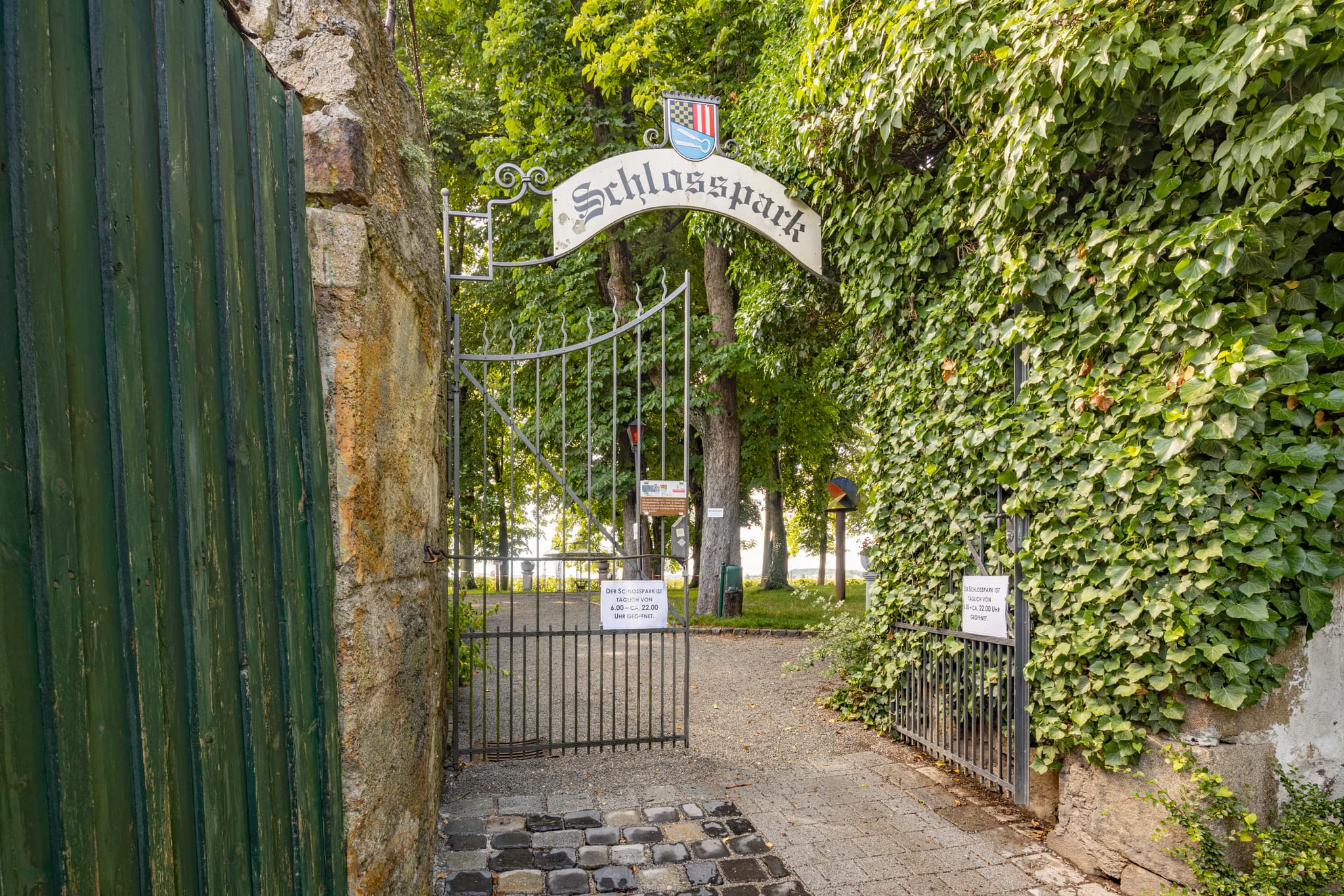 Fußweg am Heimatmuseum in Schärding, Linz, Oberösterreich. Gebäude und Torbogen prägen die Szene im Zentralraum Linz, Österreich.